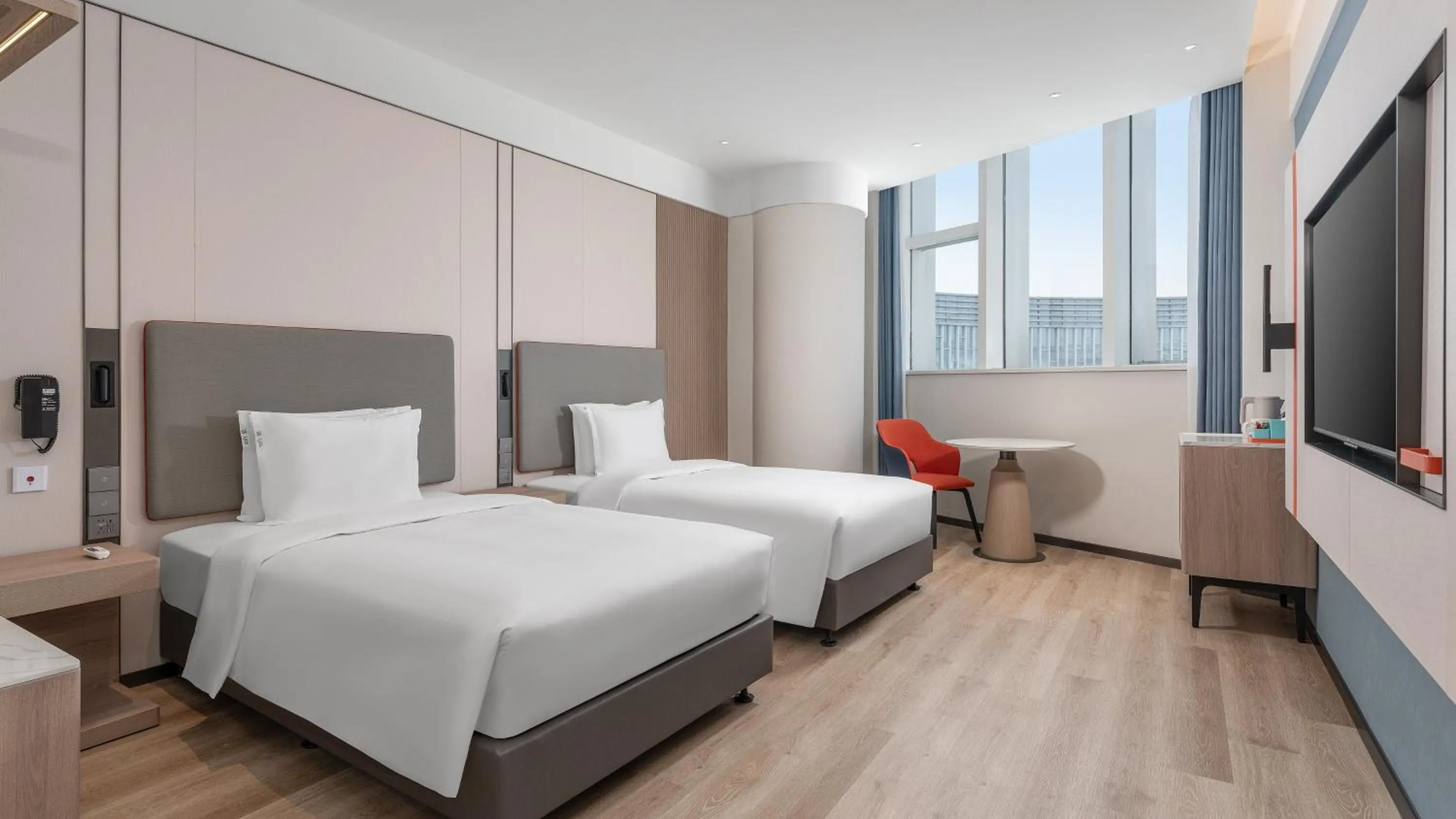 Photo of the whole room, Bed in Holiday Inn Express Yangzhou Grand Canal Theatre