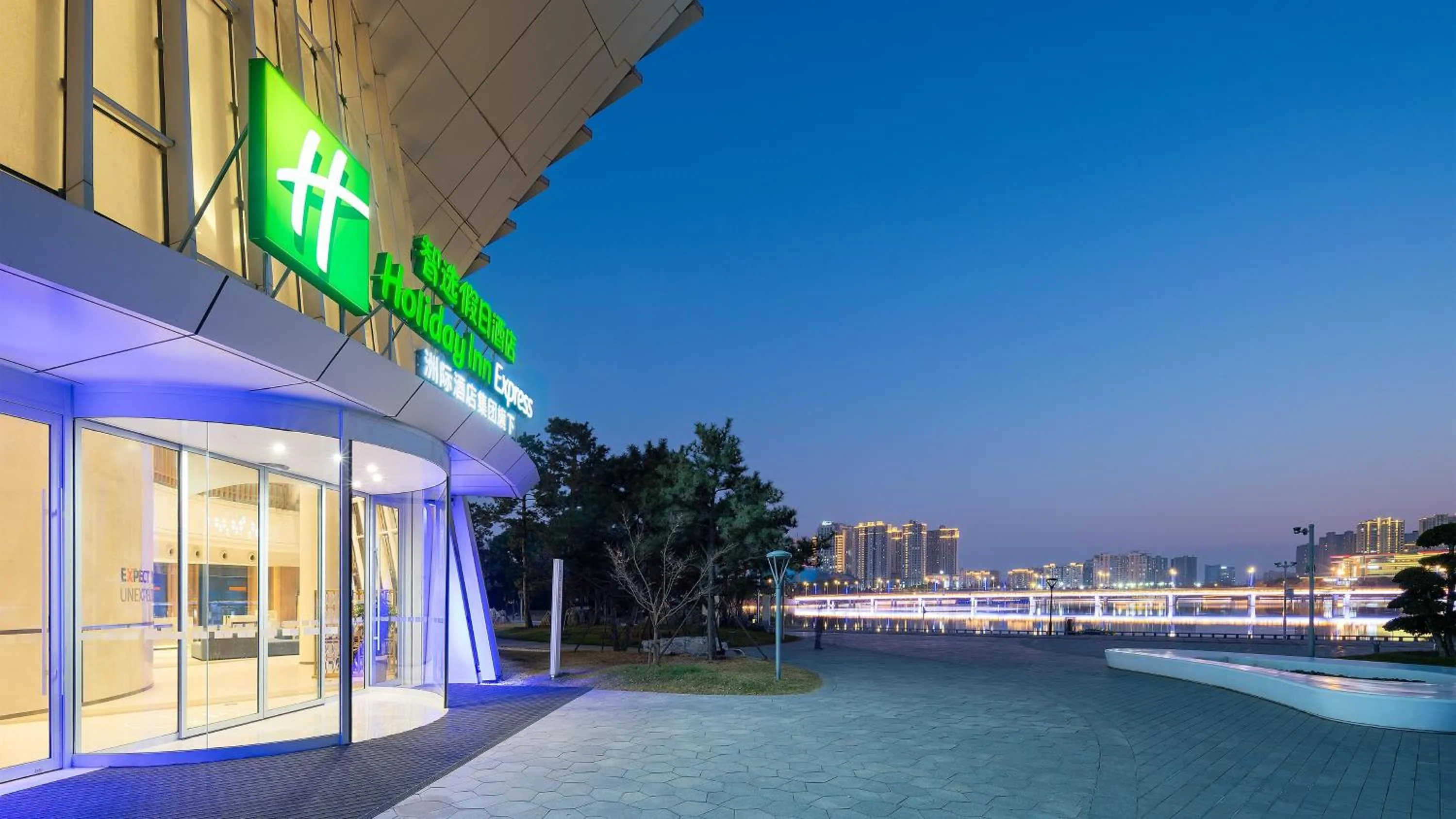 Property building in Holiday Inn Express Yangzhou Grand Canal Theatre