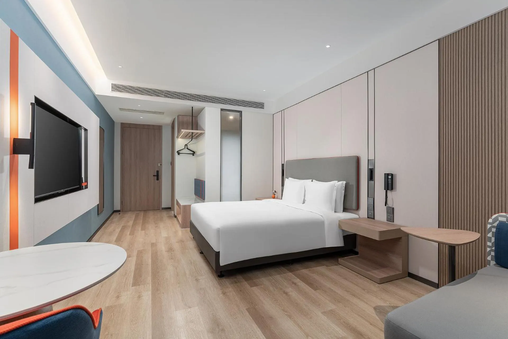 Photo of the whole room, Bed in Holiday Inn Express Yangzhou Grand Canal Theatre