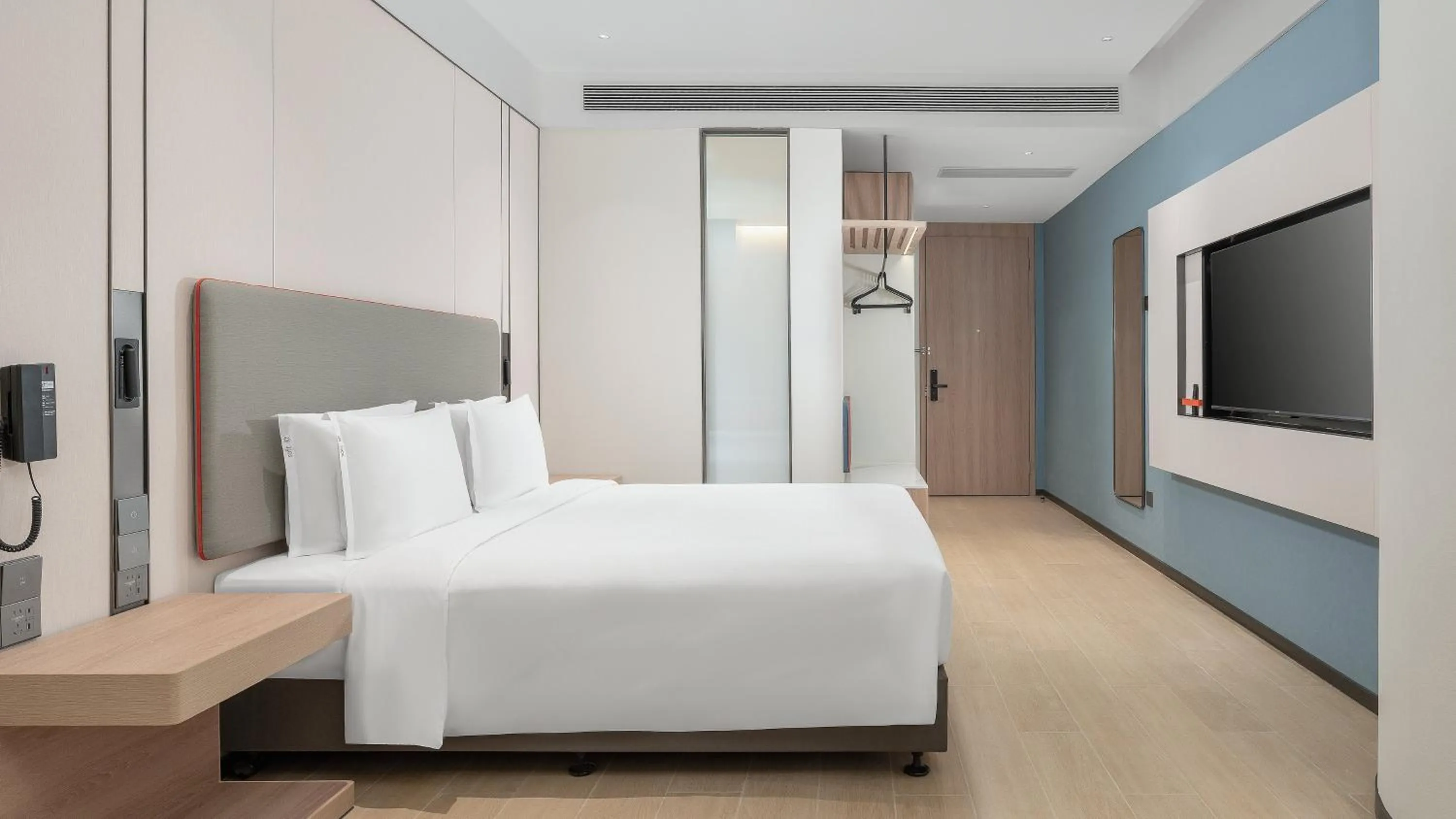 Photo of the whole room, Bed in Holiday Inn Express Yangzhou Grand Canal Theatre