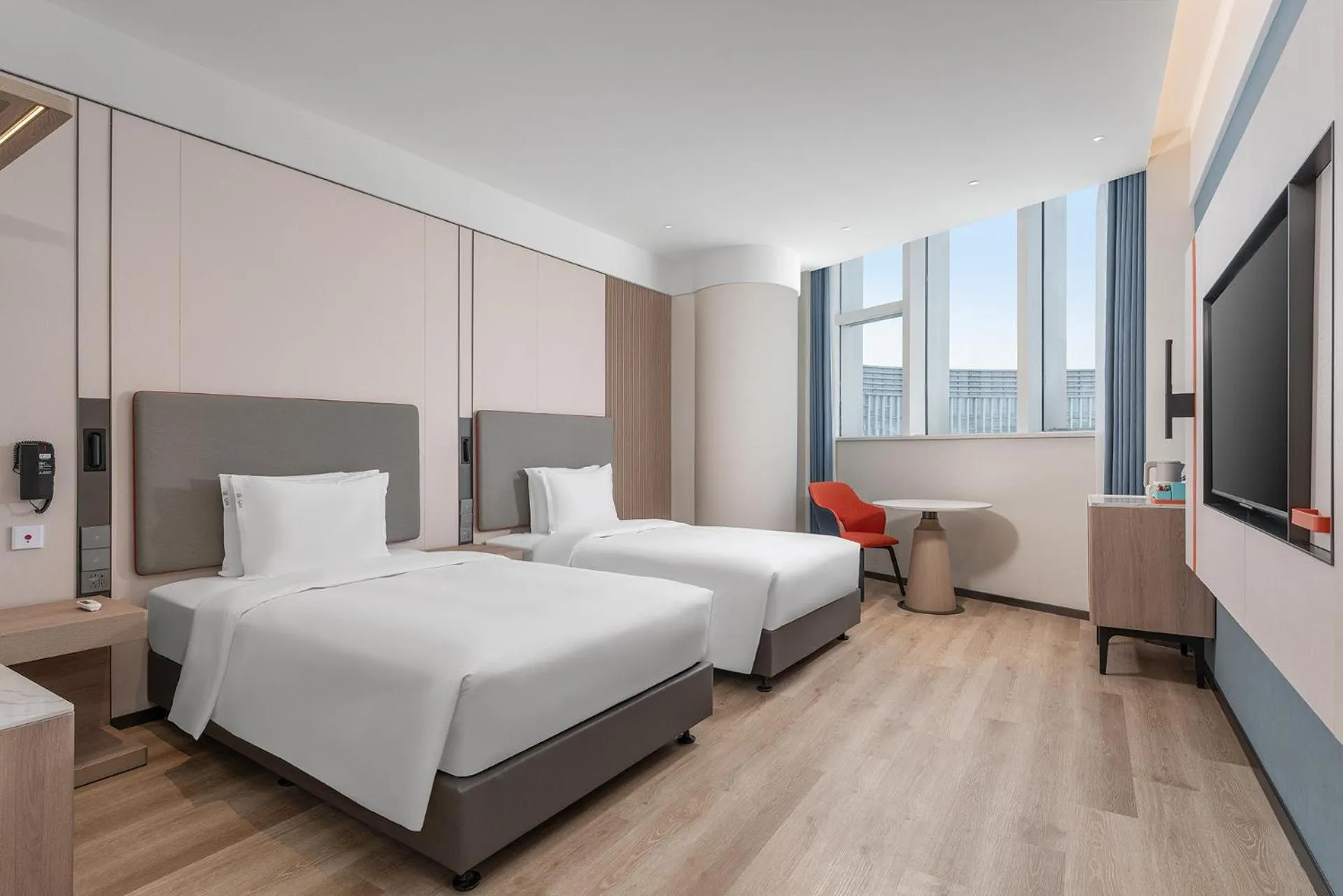 Photo of the whole room, Bed in Holiday Inn Express Yangzhou Grand Canal Theatre