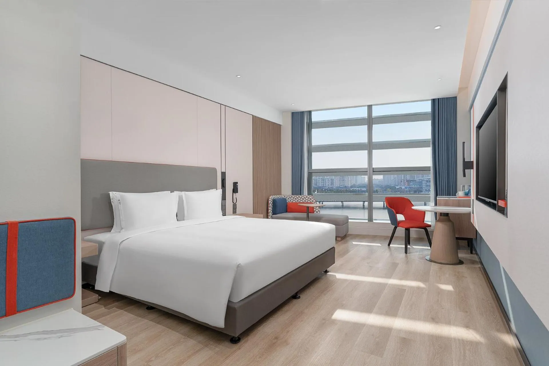 Photo of the whole room, Bed in Holiday Inn Express Yangzhou Grand Canal Theatre