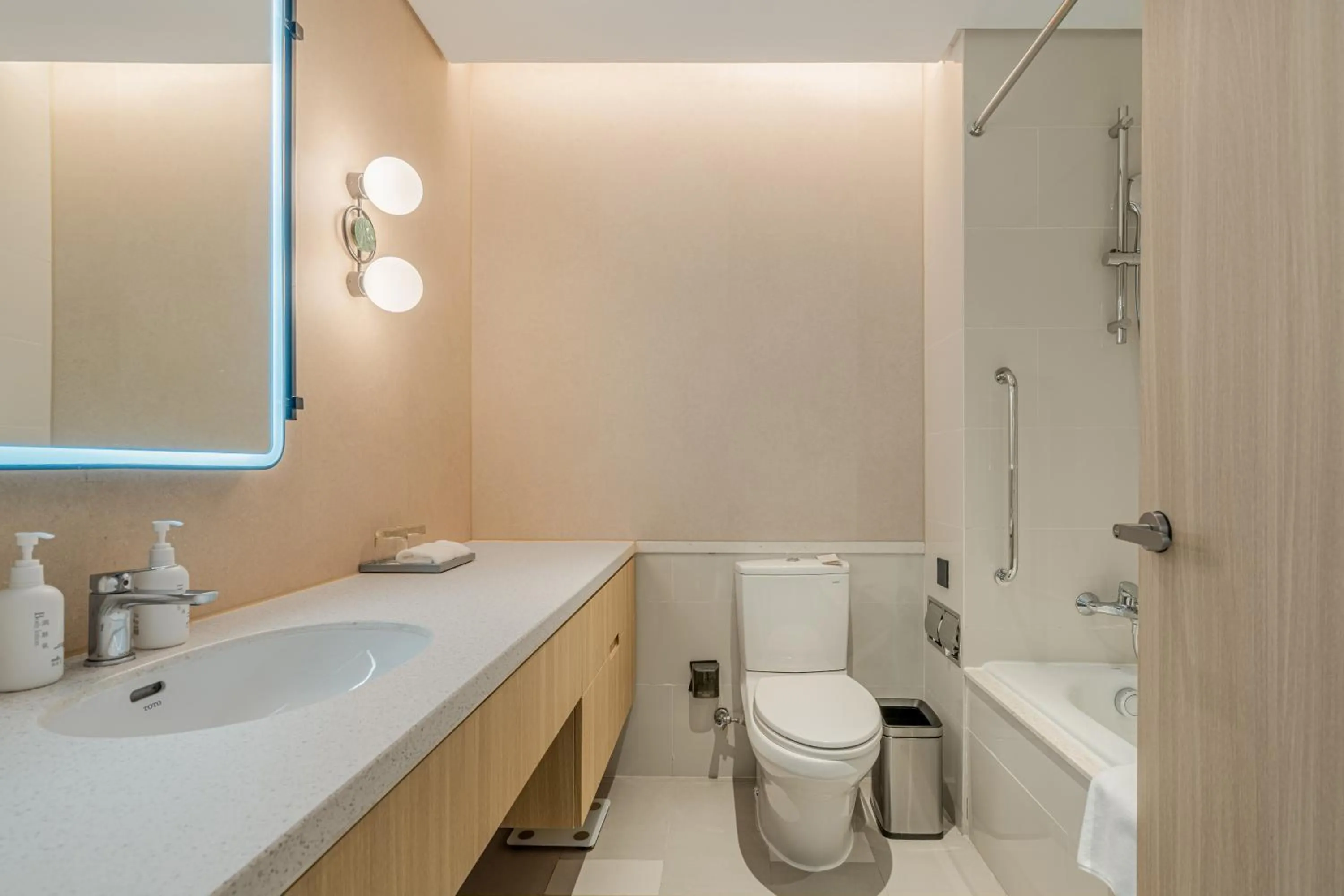 Toilet in EVEN Hotel Hangzhou Yintai City by IHG