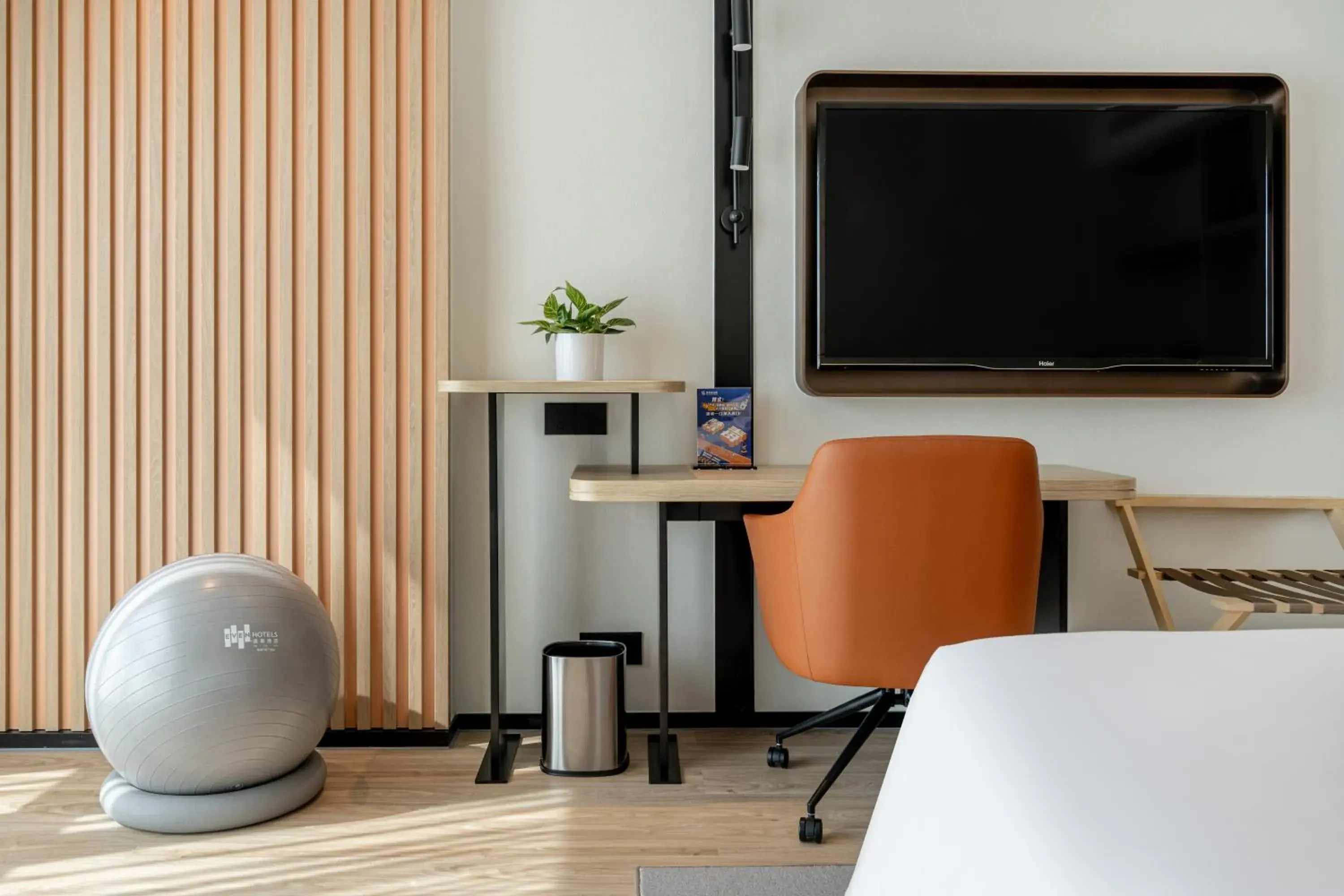 Standard King Room in EVEN Hotel Hangzhou Yintai City by IHG Standard King Room in EVEN Hotel Hangzhou Yintai City by IHG