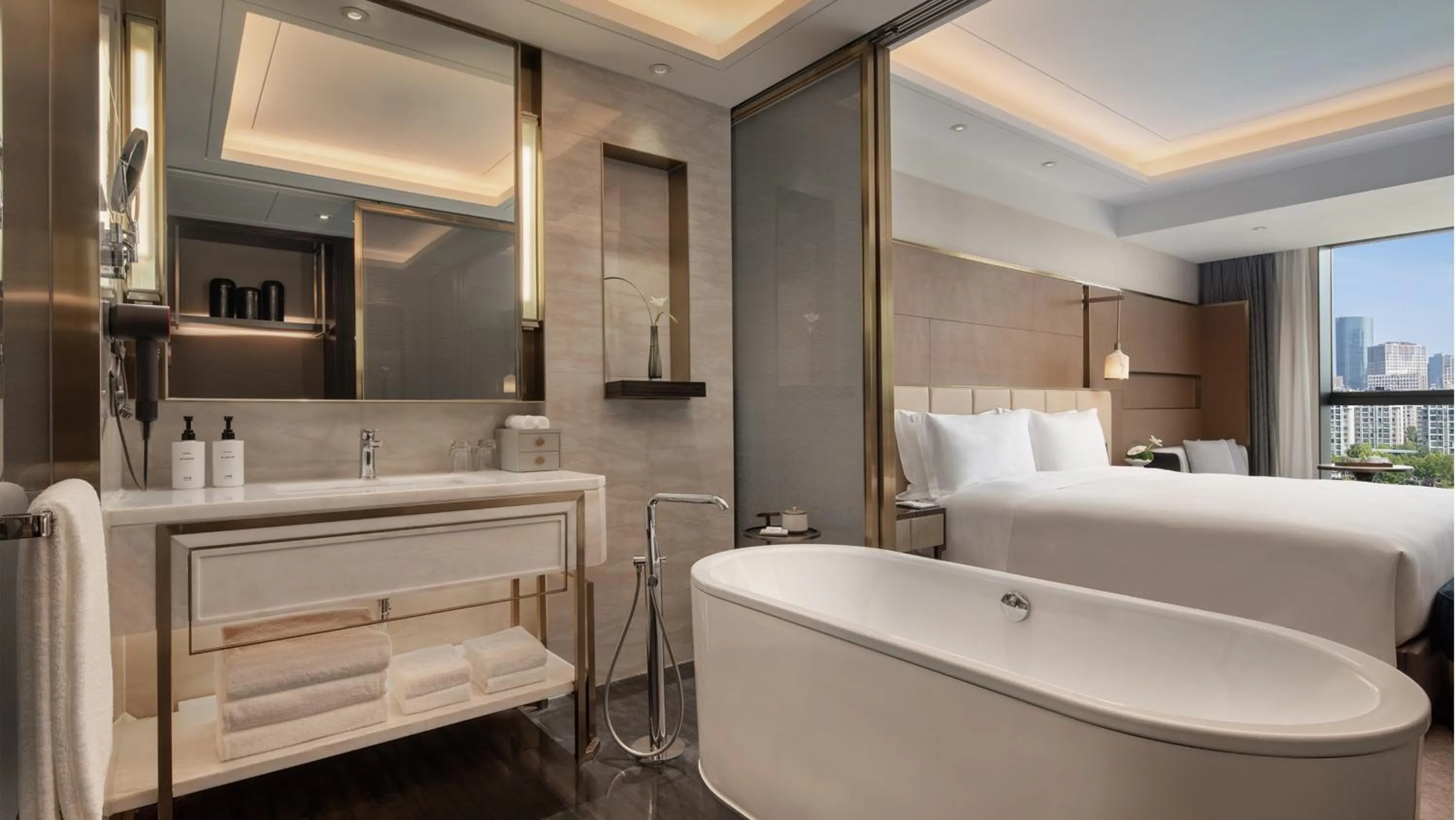 Bath, Bed in InterContinental Hotels Zhengzhou Zhengdong