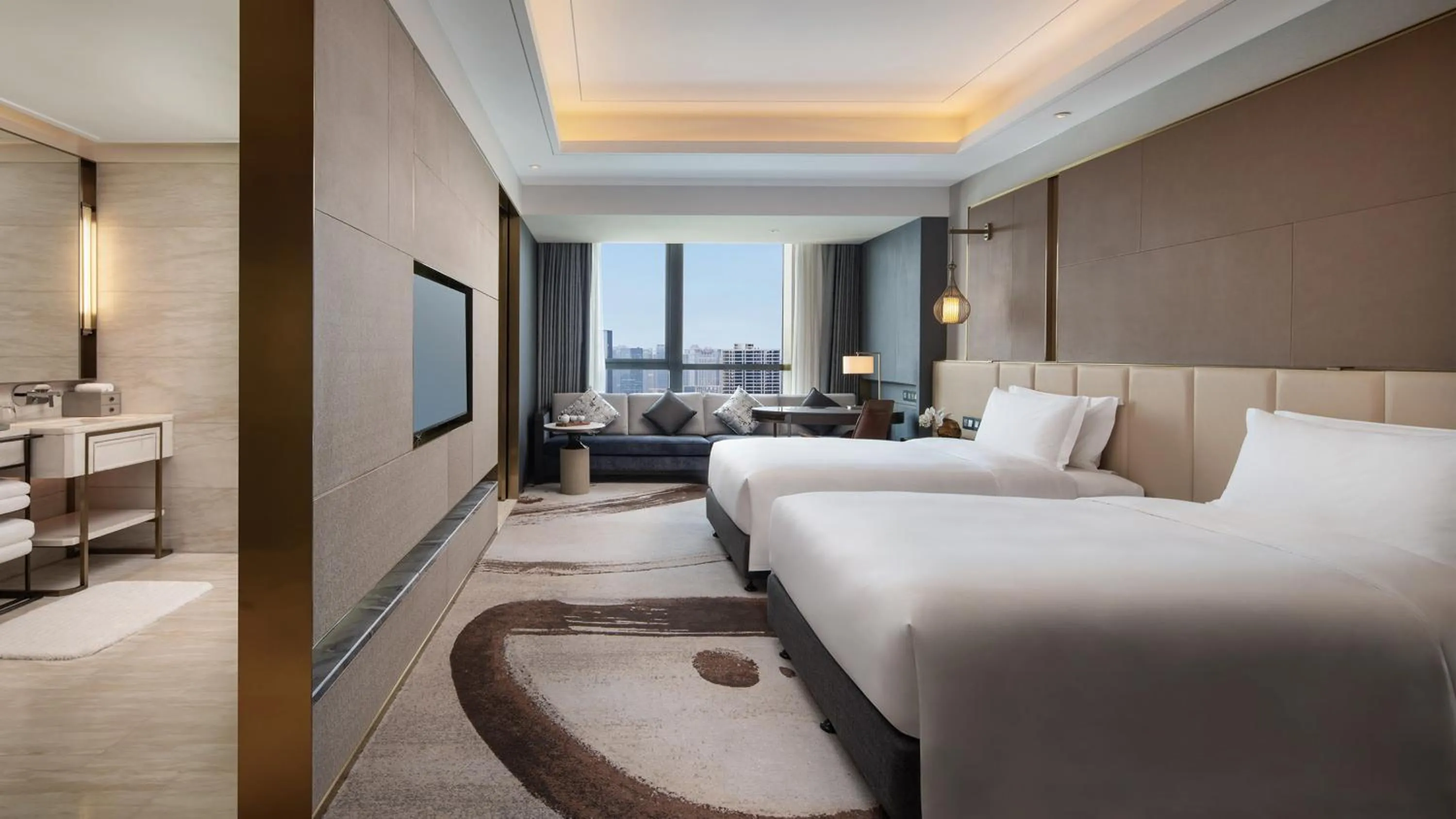 Photo of the whole room, Bed in InterContinental Hotels Zhengzhou Zhengdong