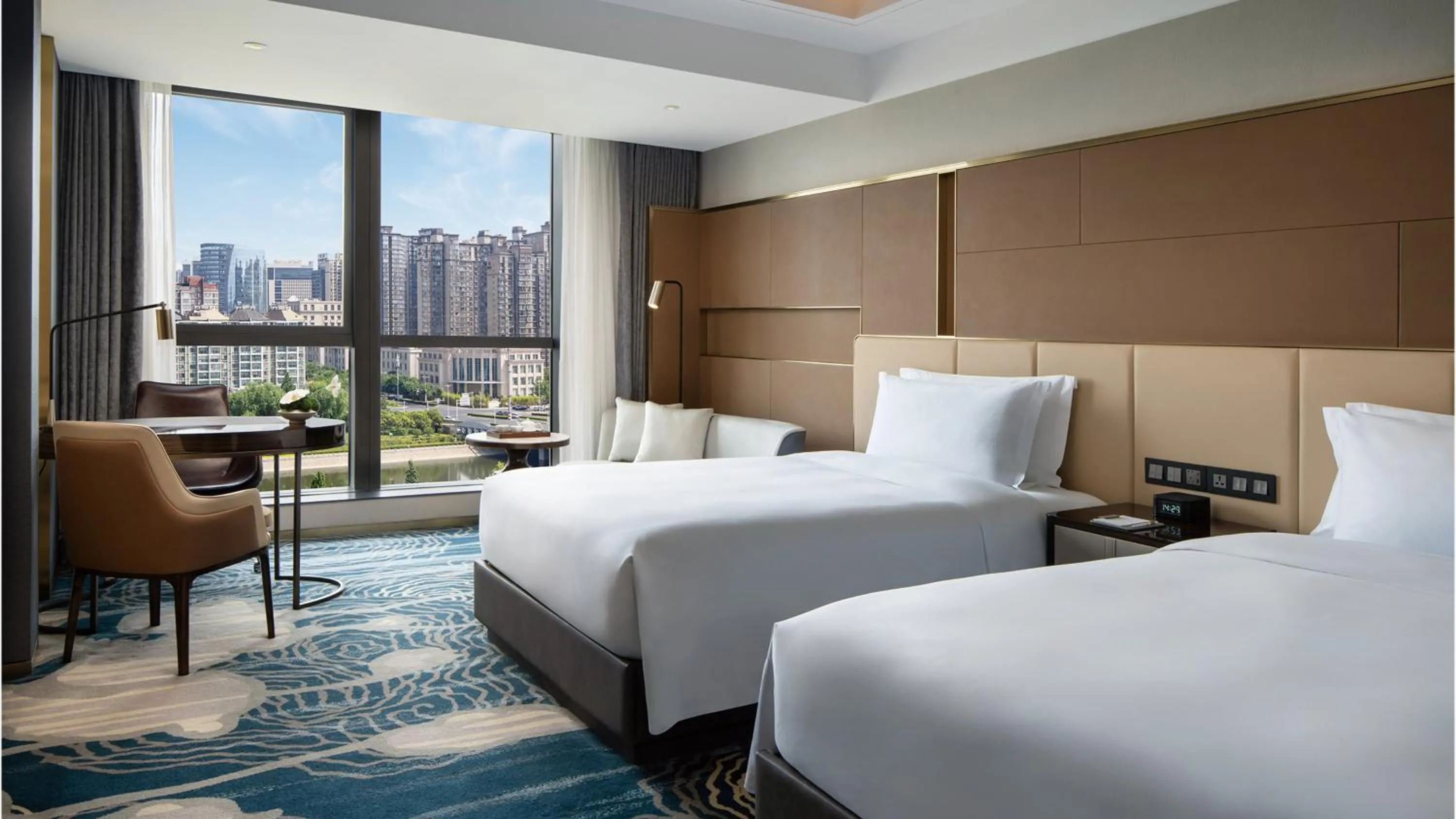 Photo of the whole room, Bed in InterContinental Hotels Zhengzhou Zhengdong