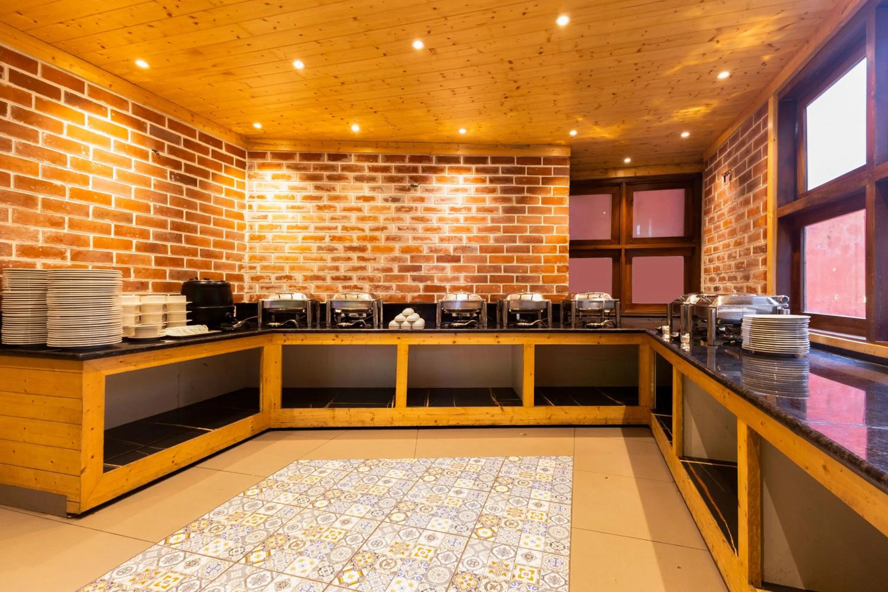 Restaurant/places to eat in Sumitel Sanderling