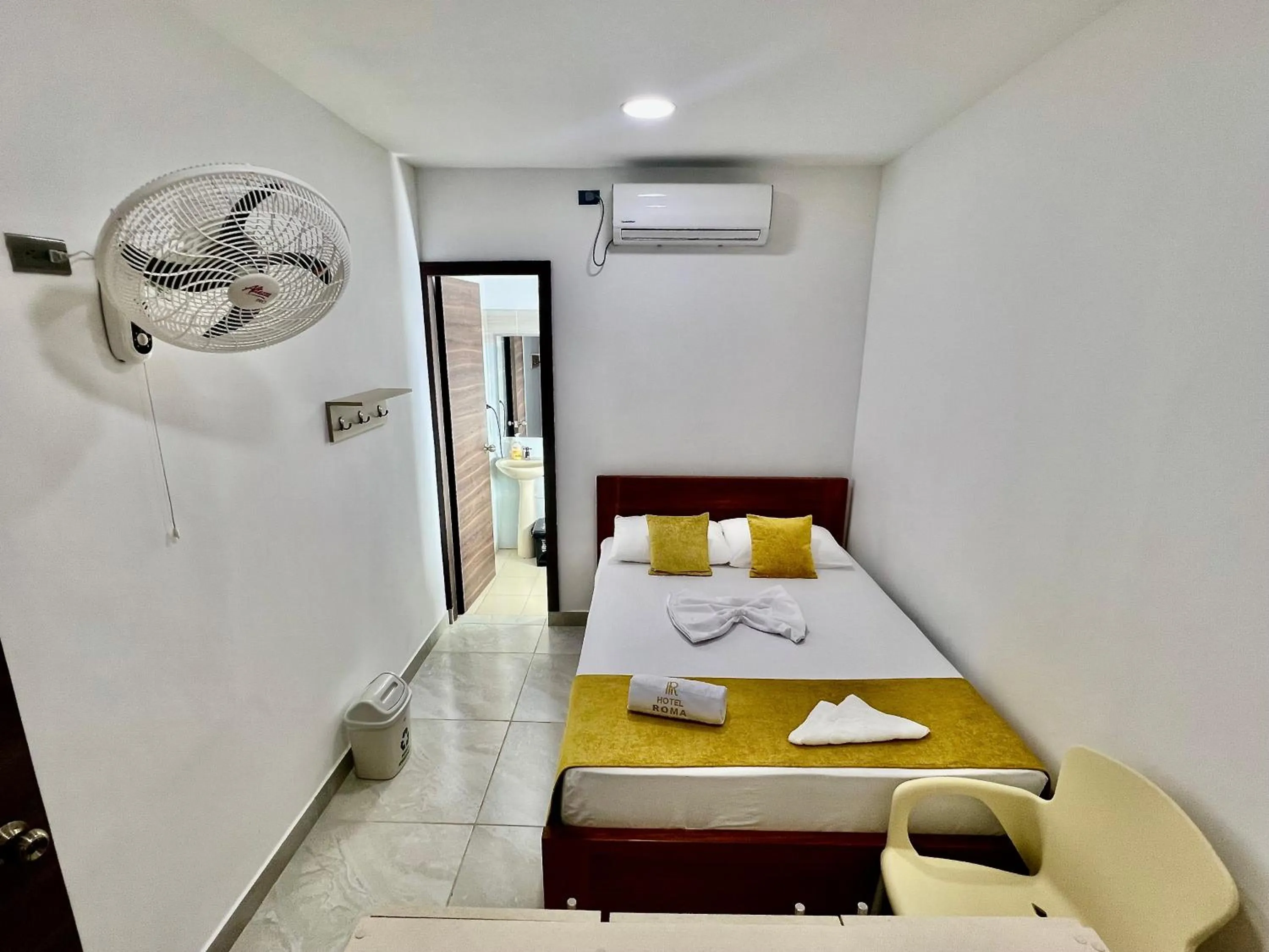 Photo of the whole room, Bed in Hotel Roma Urabá