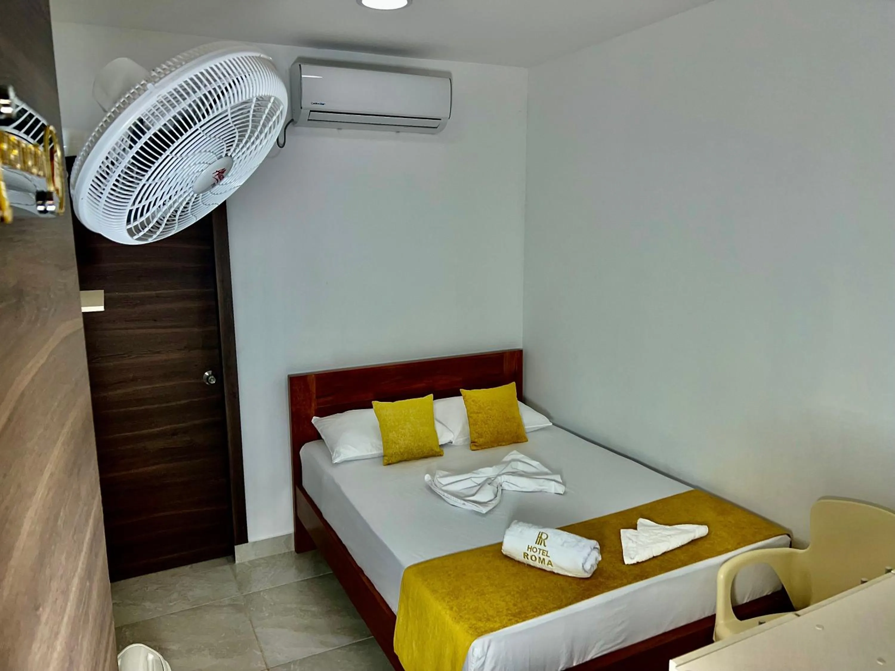 Photo of the whole room, Bed in Hotel Roma Urabá