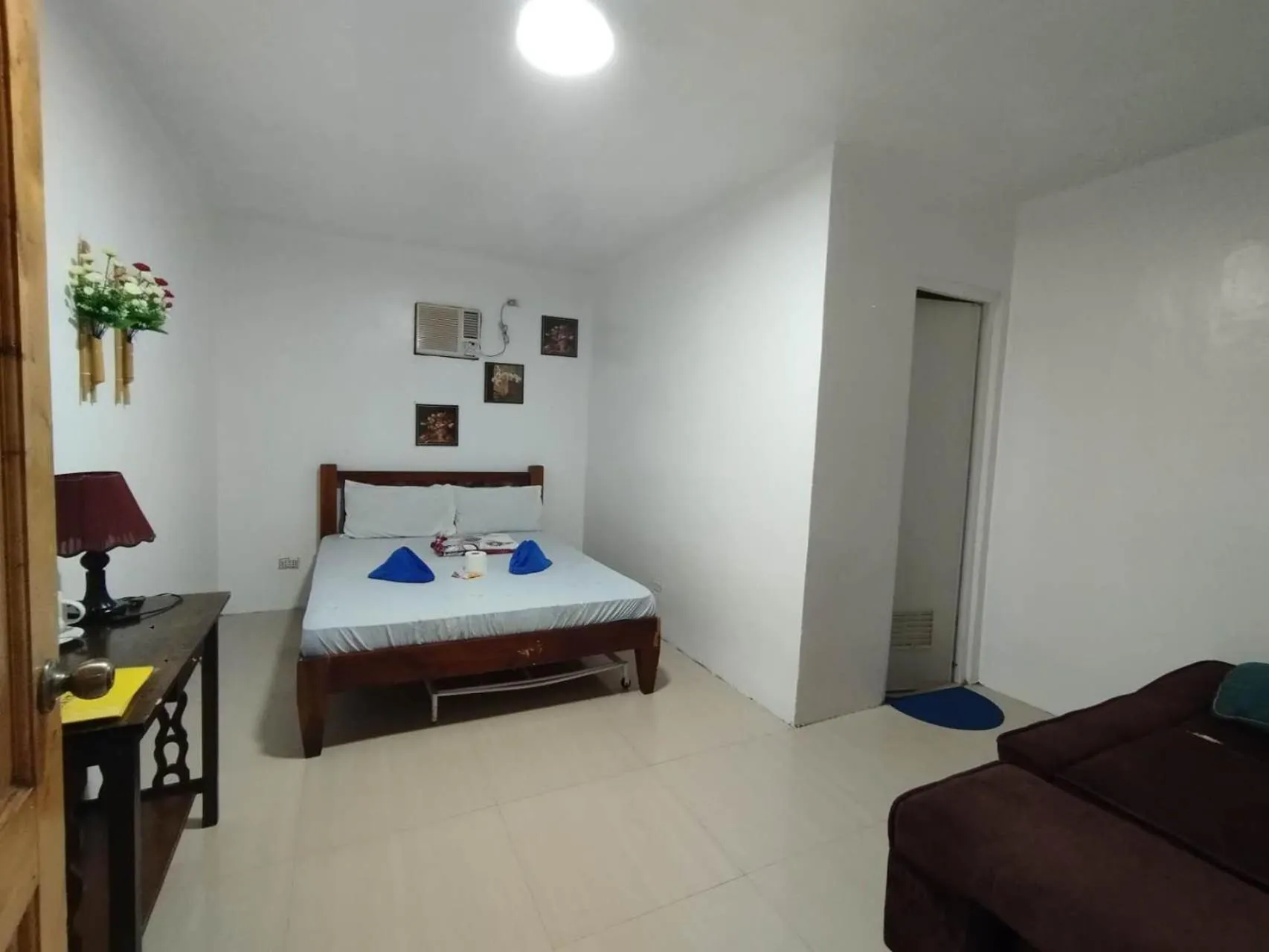 Bed in AlonaBeach Tourist Inn