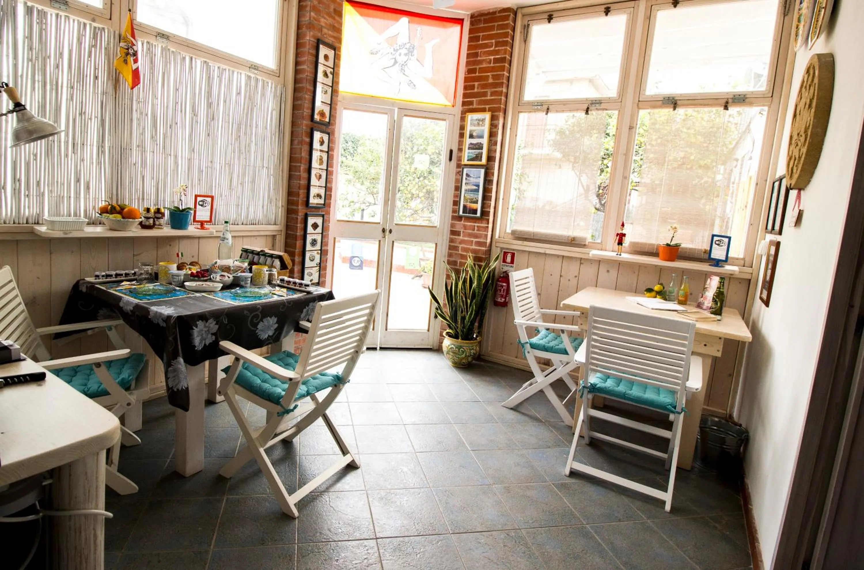 Communal lounge/ TV room in B&B San Leone