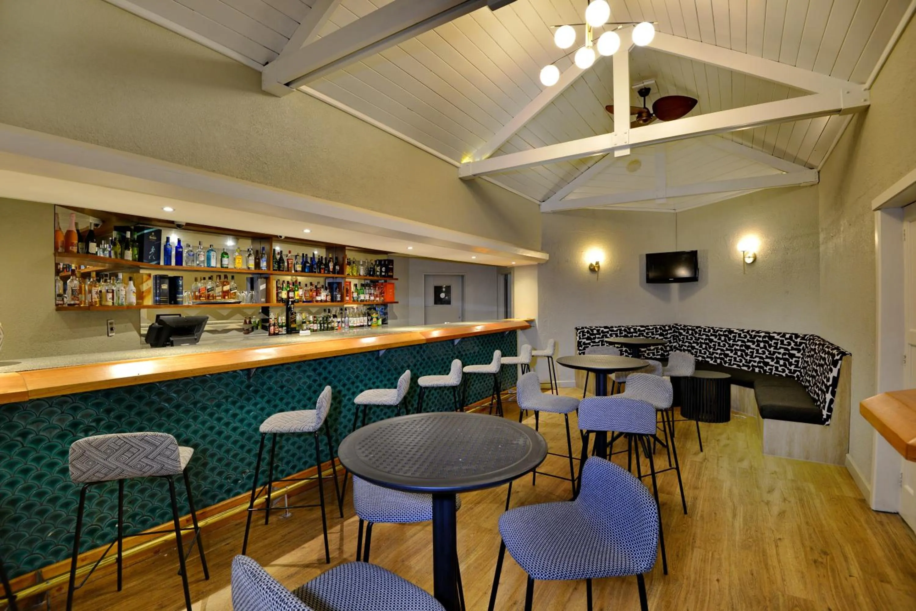 Lounge or bar in Cresta Lodge Harare