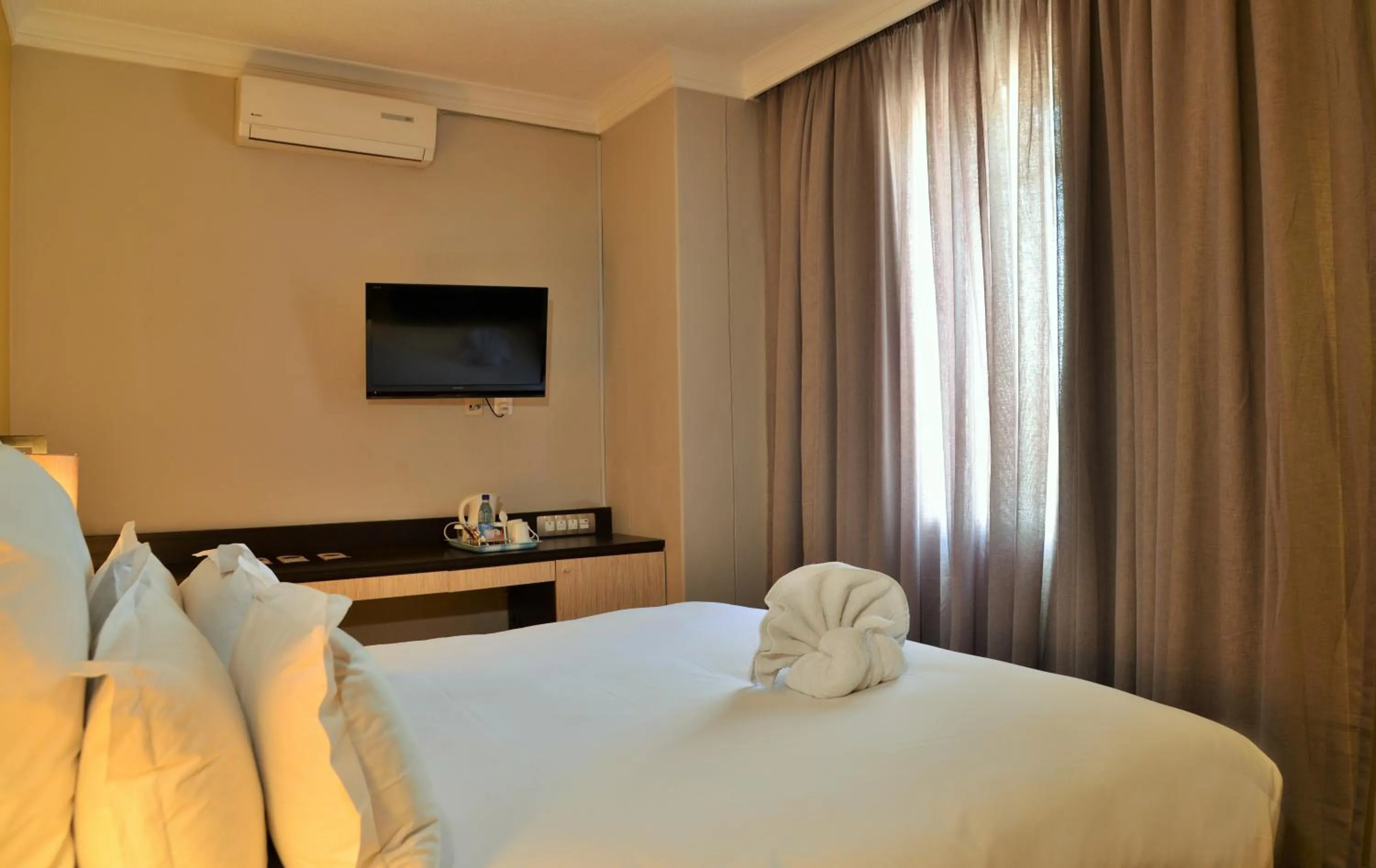 Coffee/tea facilities, Bed in Cresta Oasis Hotel