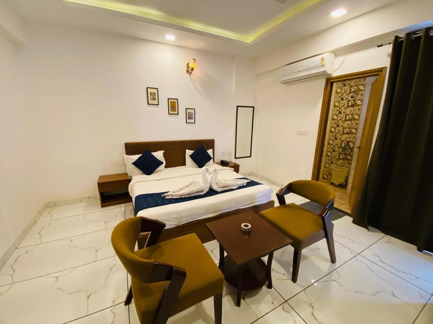 Photo of the whole room, Bed in Hotel Nikanshvee