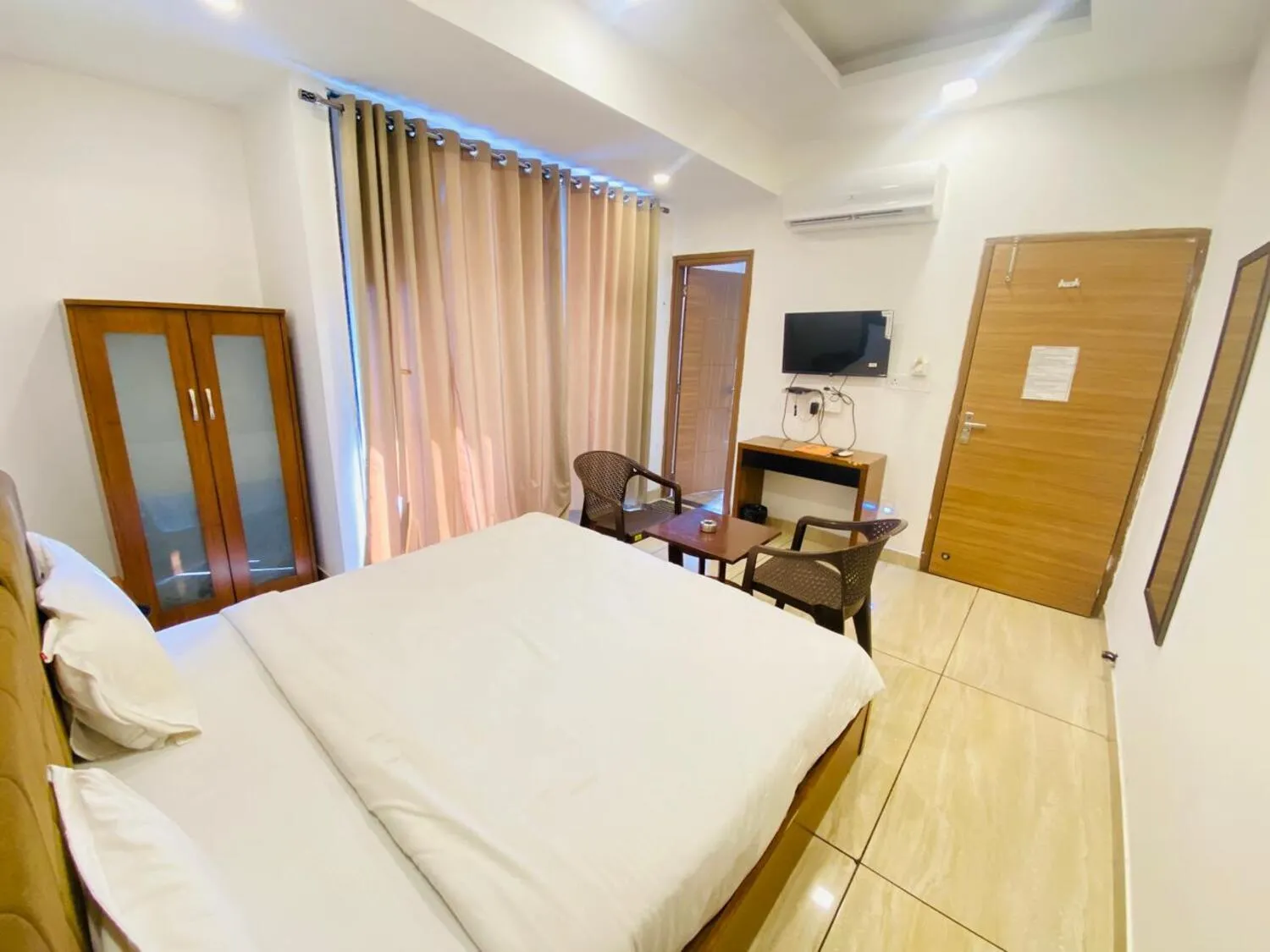 Photo of the whole room, Bed in Hotel Nikanshvee