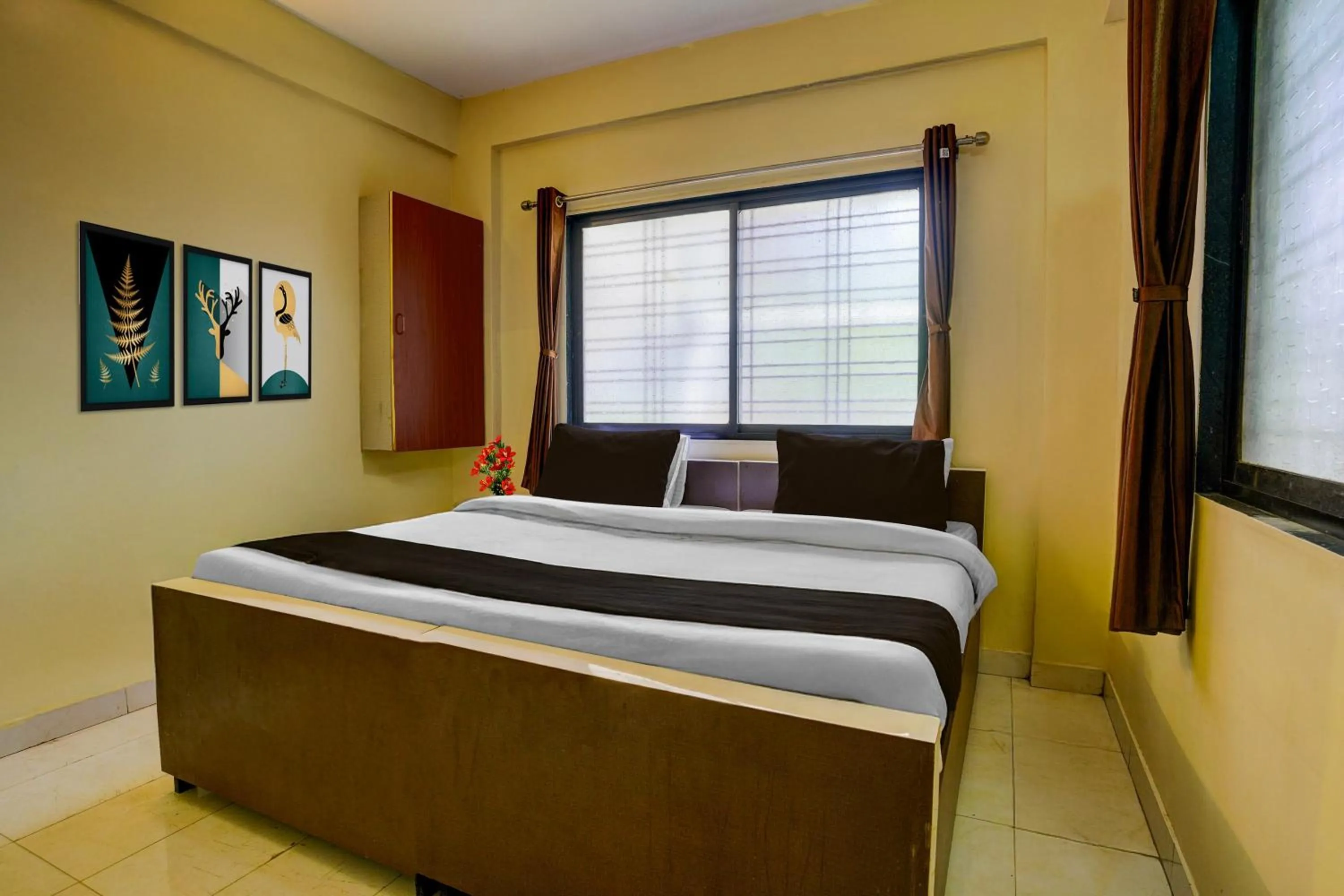 Bedroom, Bed in Super Hotel O Sainagar Shirdi Railway Junction Formerly Sai Vyankatesh Residency