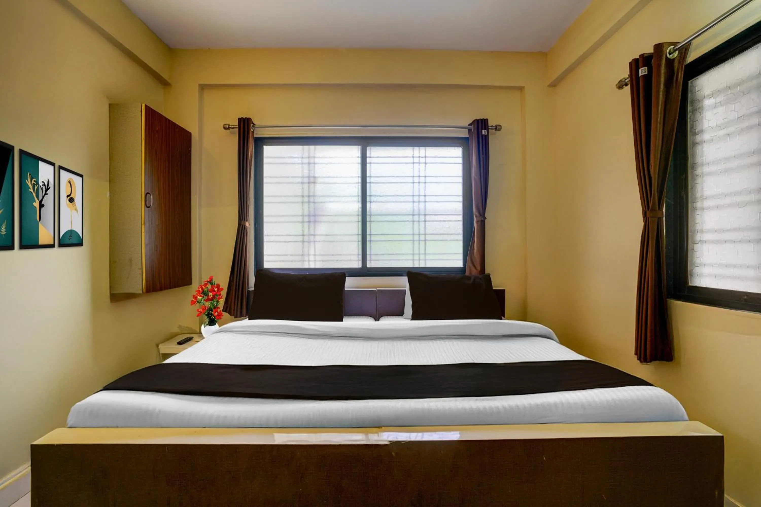Bedroom, Bed in Super Hotel O Sainagar Shirdi Railway Junction Formerly Sai Vyankatesh Residency