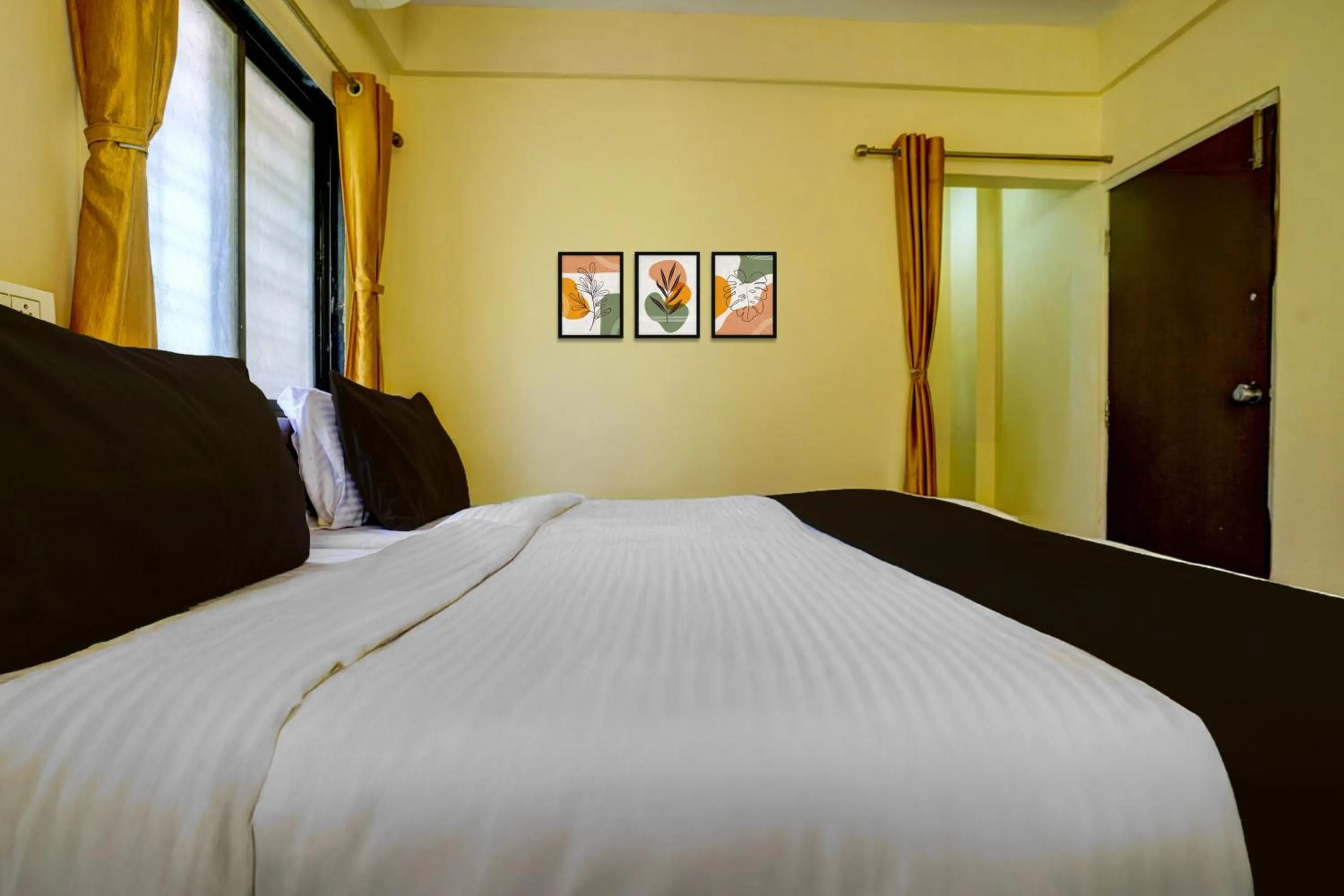 Bedroom, Bed in Super Hotel O Sainagar Shirdi Railway Junction Formerly Sai Vyankatesh Residency