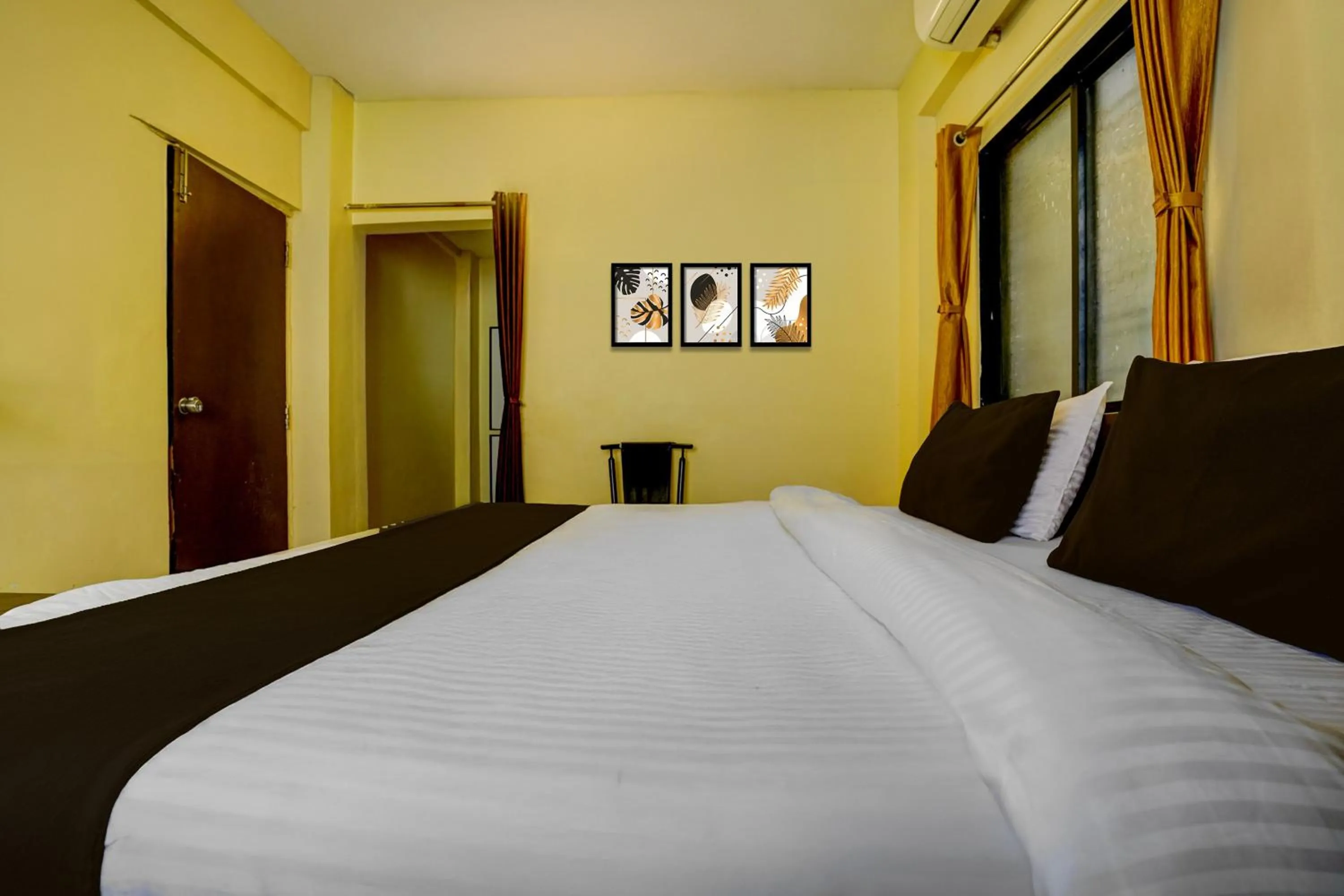 Bedroom, Bed in Super Hotel O Sainagar Shirdi Railway Junction Formerly Sai Vyankatesh Residency