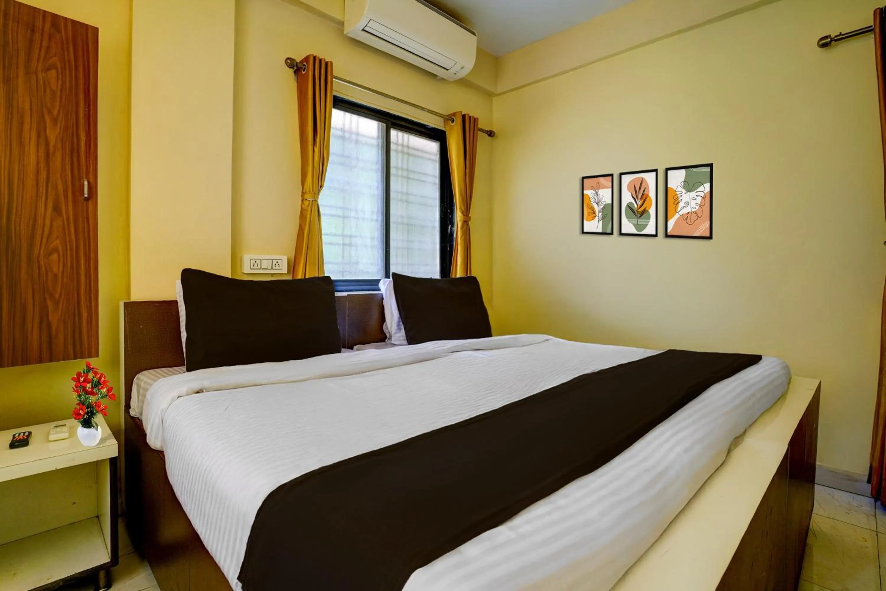 Bedroom, Bed in Super Hotel O Sainagar Shirdi Railway Junction Formerly Sai Vyankatesh Residency