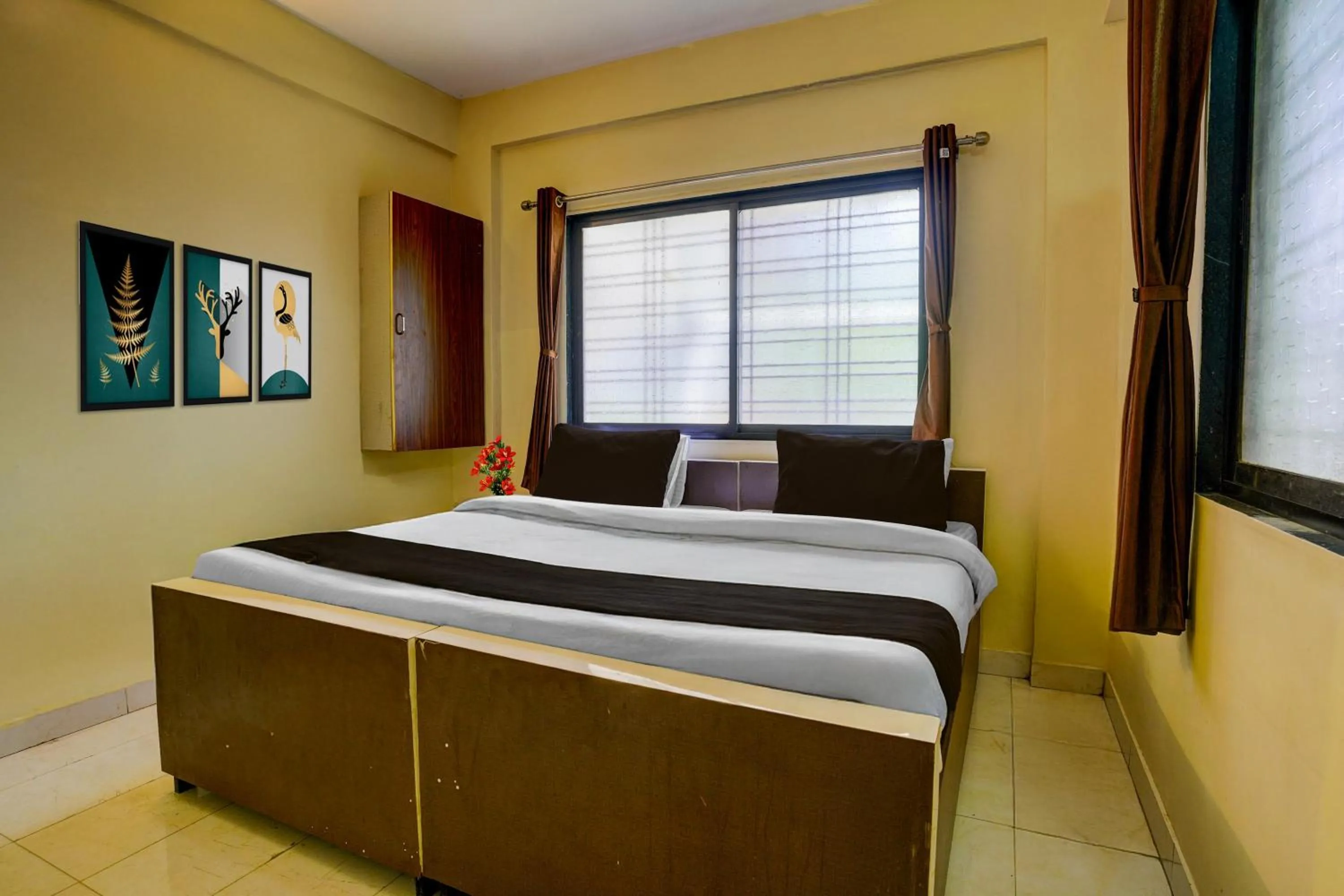 Bedroom, Bed in Super Hotel O Sainagar Shirdi Railway Junction Formerly Sai Vyankatesh Residency