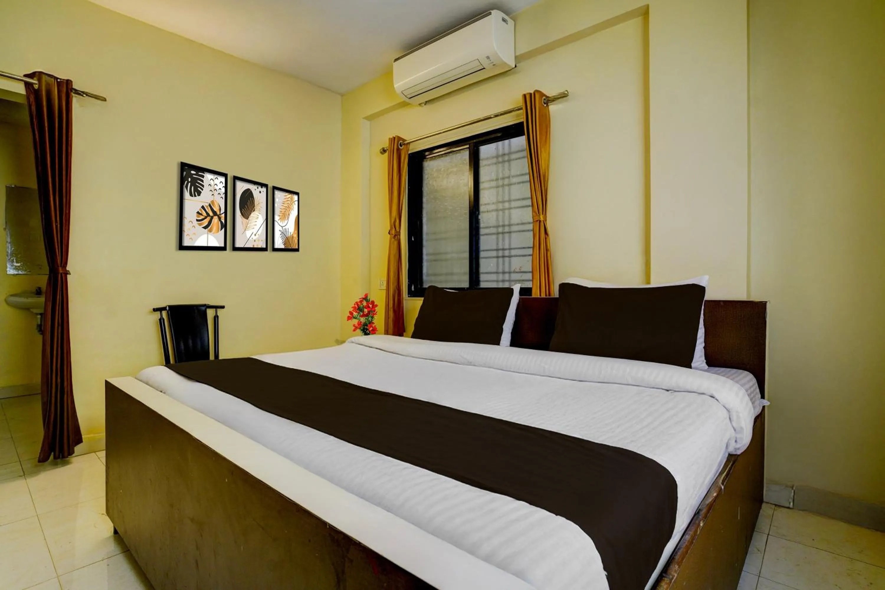 Bedroom, Bed in Super Hotel O Sainagar Shirdi Railway Junction Formerly Sai Vyankatesh Residency