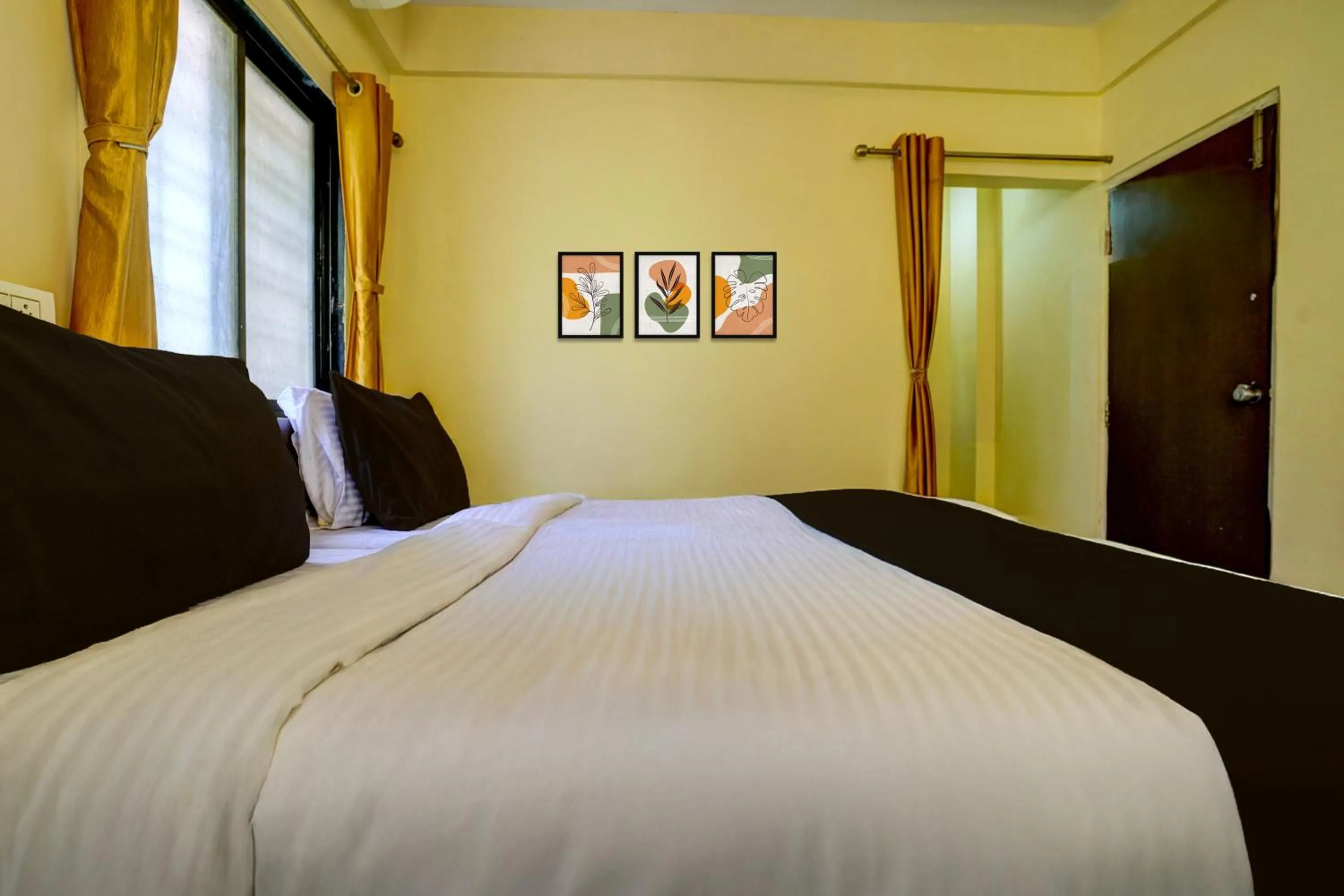 Bedroom, Bed in Super Hotel O Sainagar Shirdi Railway Junction Formerly Sai Vyankatesh Residency
