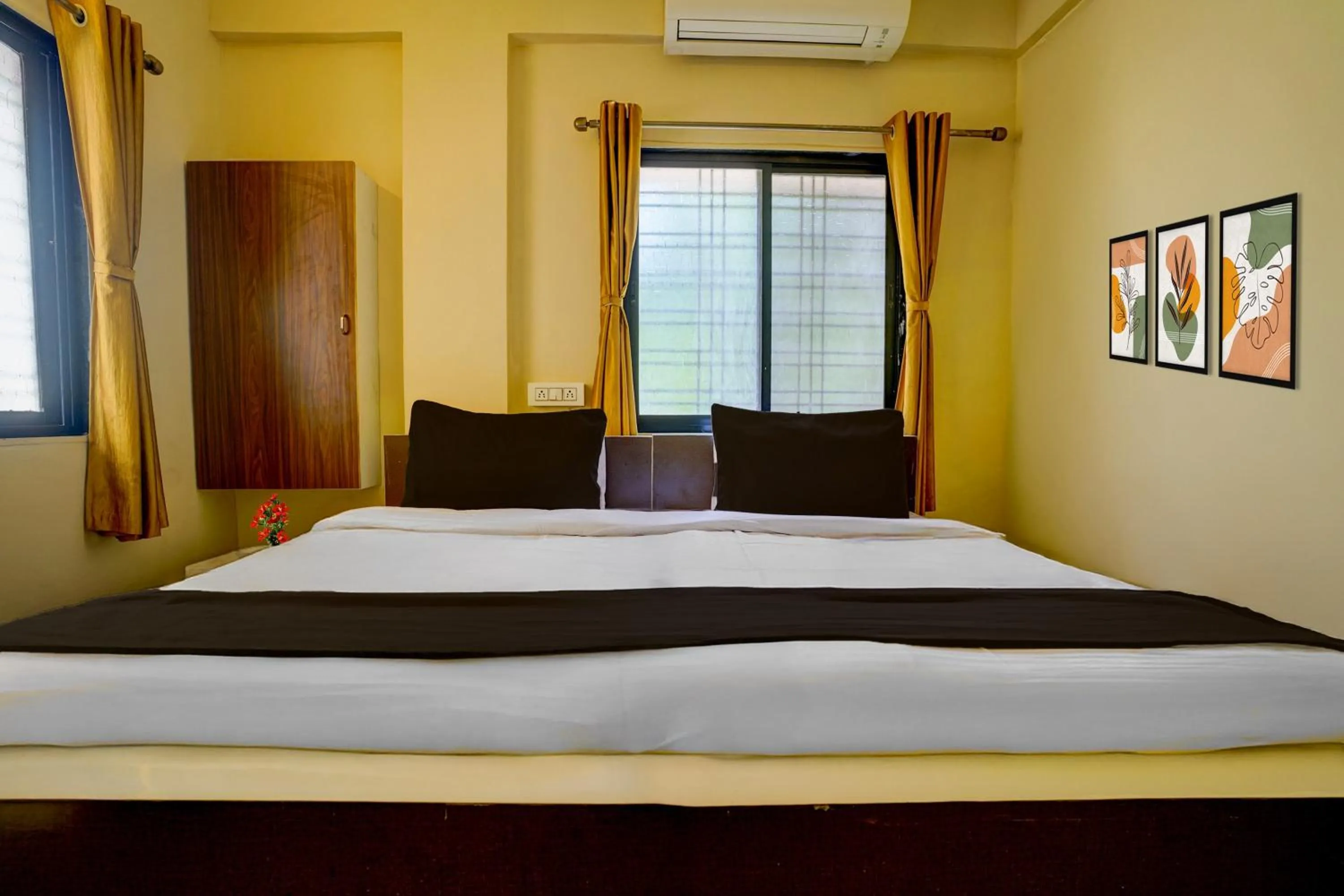 Bedroom, Bed in Super Hotel O Sainagar Shirdi Railway Junction Formerly Sai Vyankatesh Residency