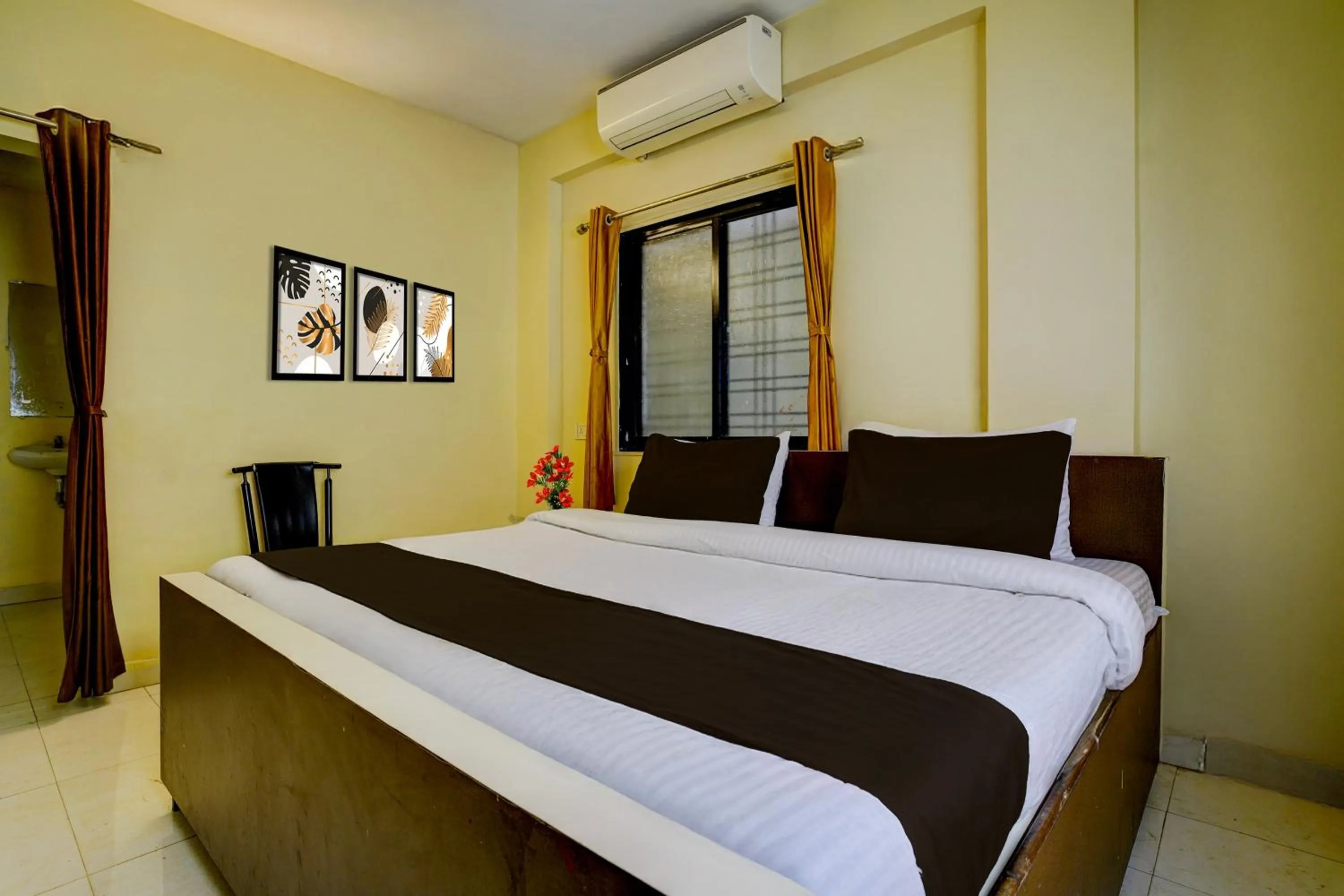 Bedroom, Bed in Super Hotel O Sainagar Shirdi Railway Junction Formerly Sai Vyankatesh Residency