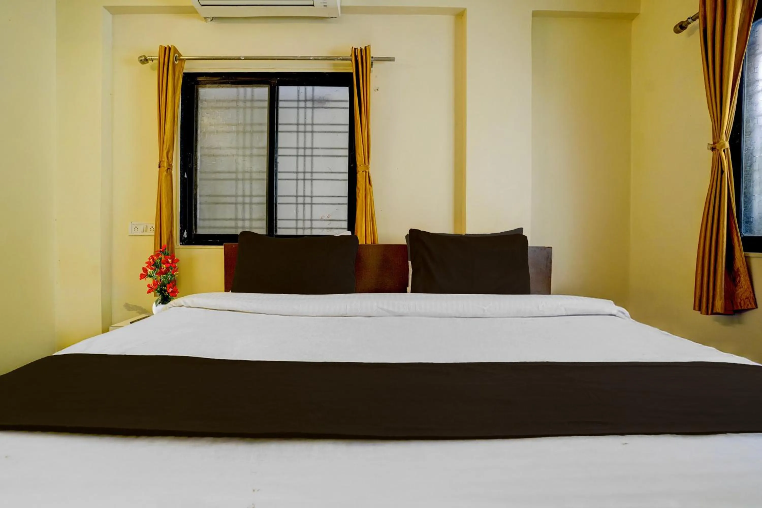Bedroom, Bed in Super Hotel O Sainagar Shirdi Railway Junction Formerly Sai Vyankatesh Residency