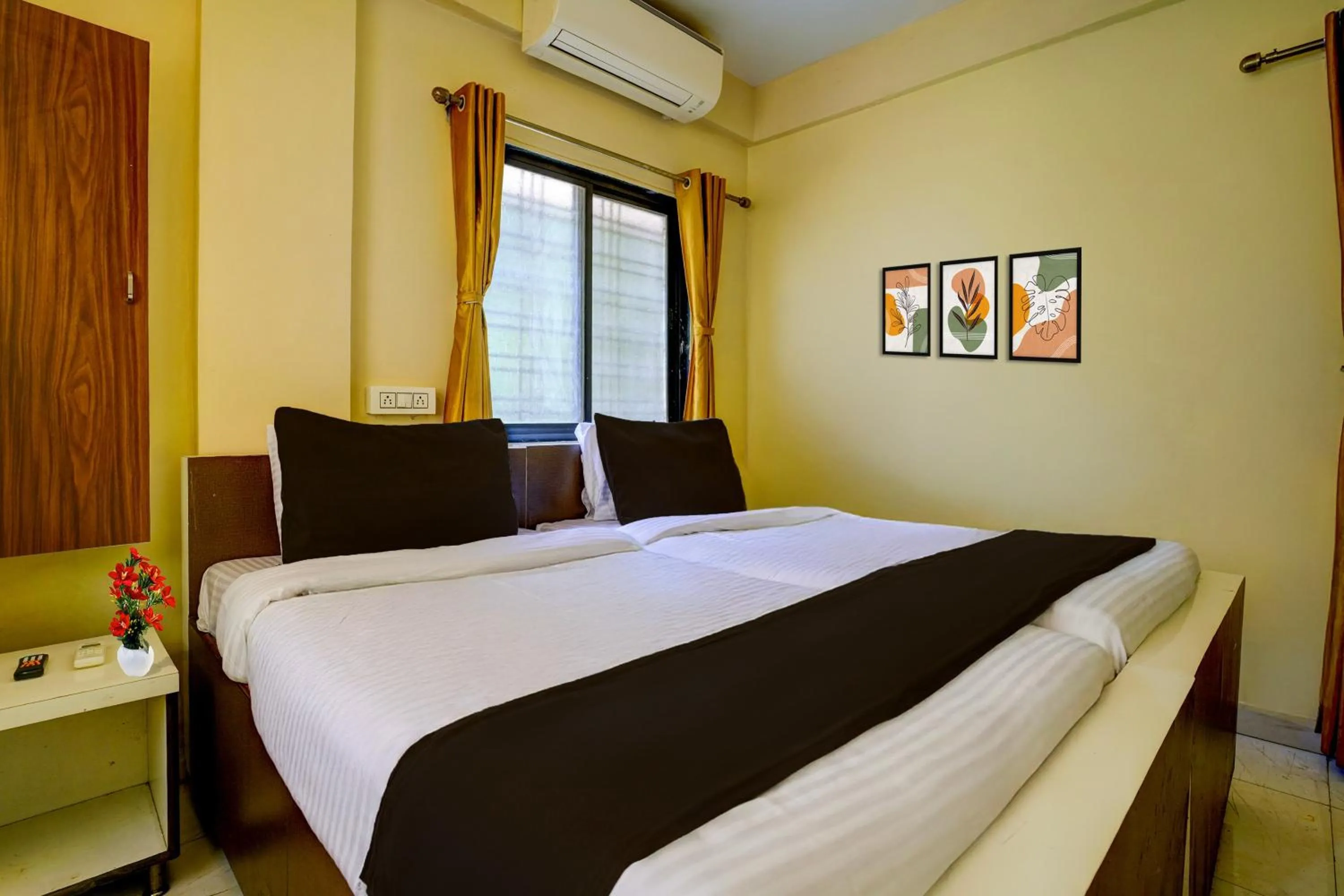 Bedroom, Bed in Super Hotel O Sainagar Shirdi Railway Junction Formerly Sai Vyankatesh Residency