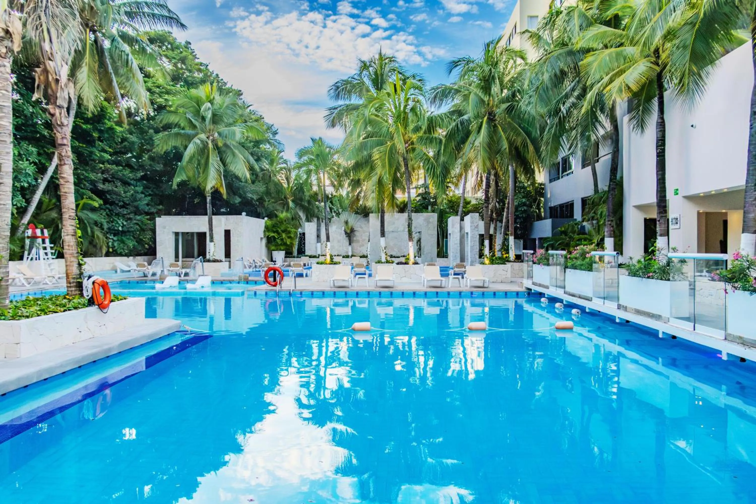 Swimming pool in Oh! Cancun - The Urban Oasis & Beach Club