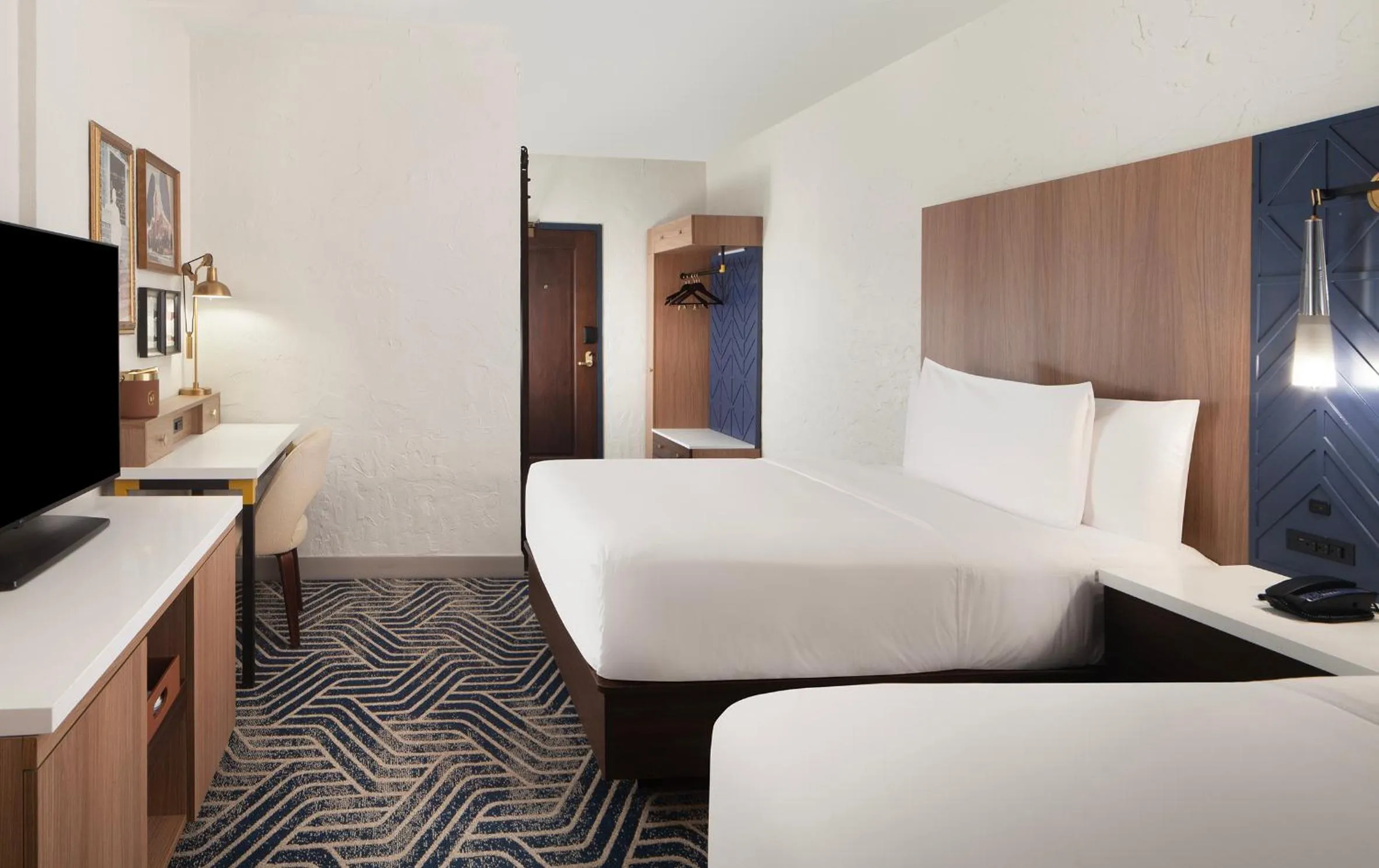 TV and multimedia, Bed in Hotel Royer Urbana Champaign, Tapestry Collection by Hilton