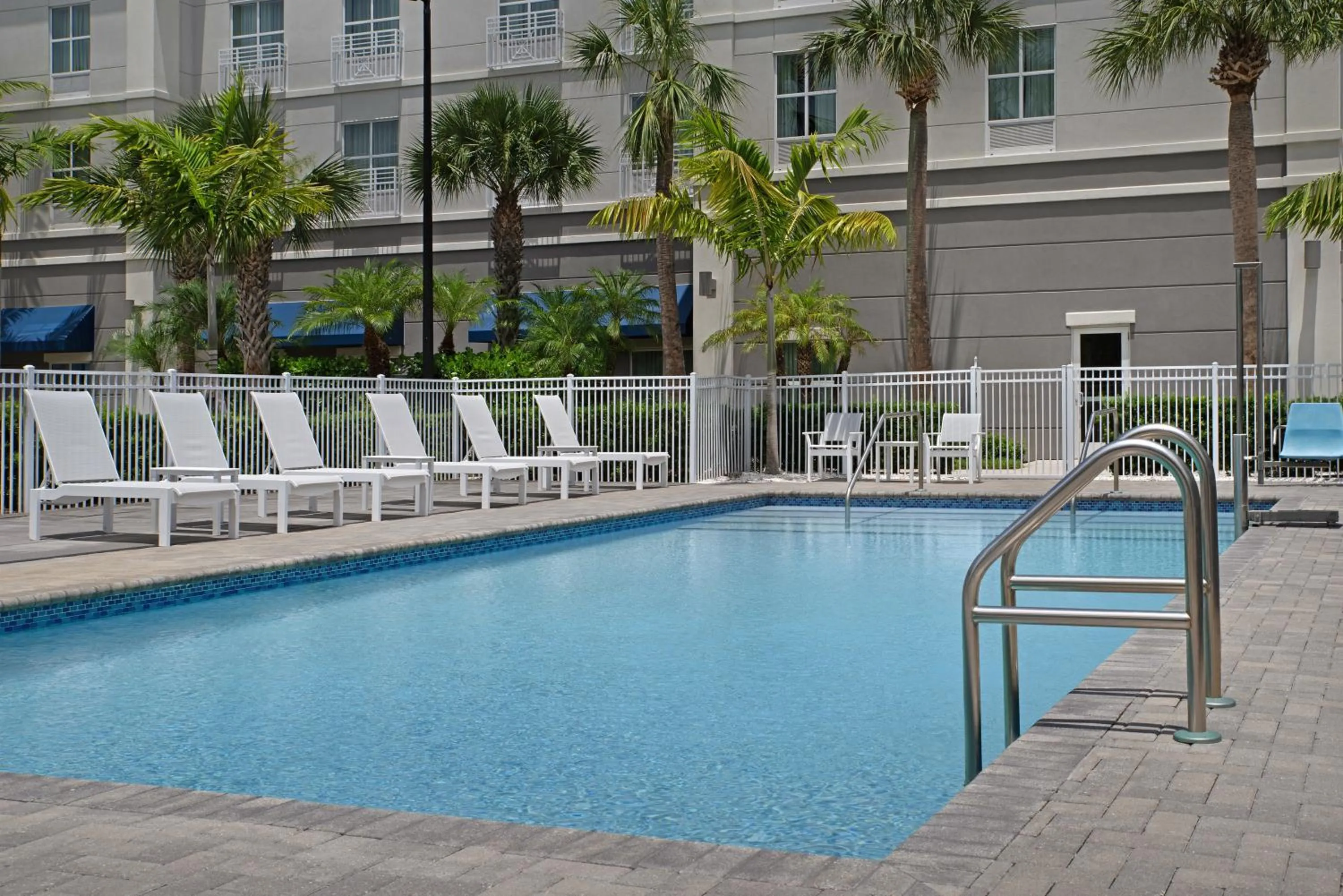 Swimming pool in Hampton Inn and Suites by Hilton Vero Beach-Downtown