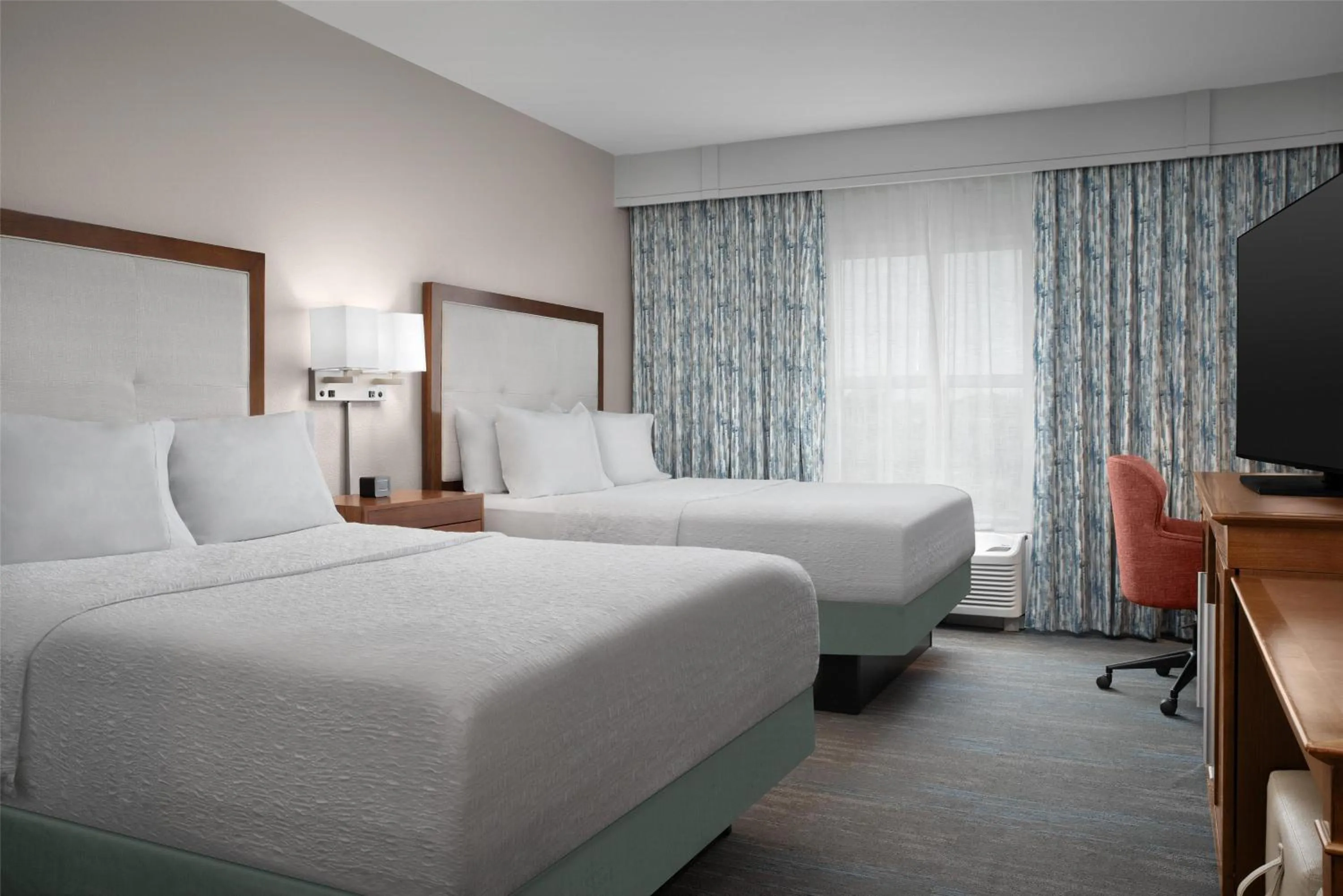 Bed in Hampton Inn and Suites by Hilton Vero Beach-Downtown