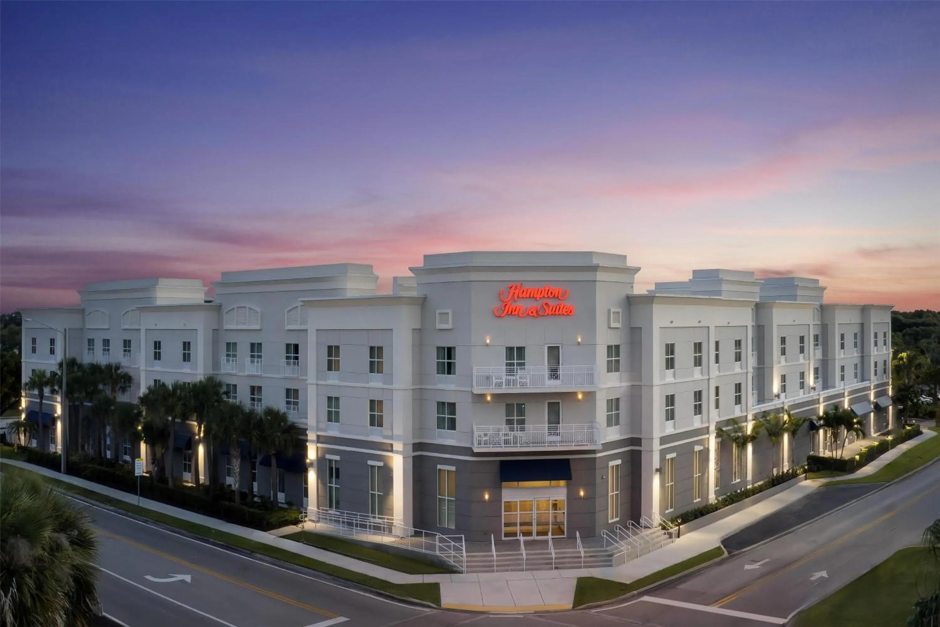 Property building in Hampton Inn and Suites by Hilton Vero Beach-Downtown