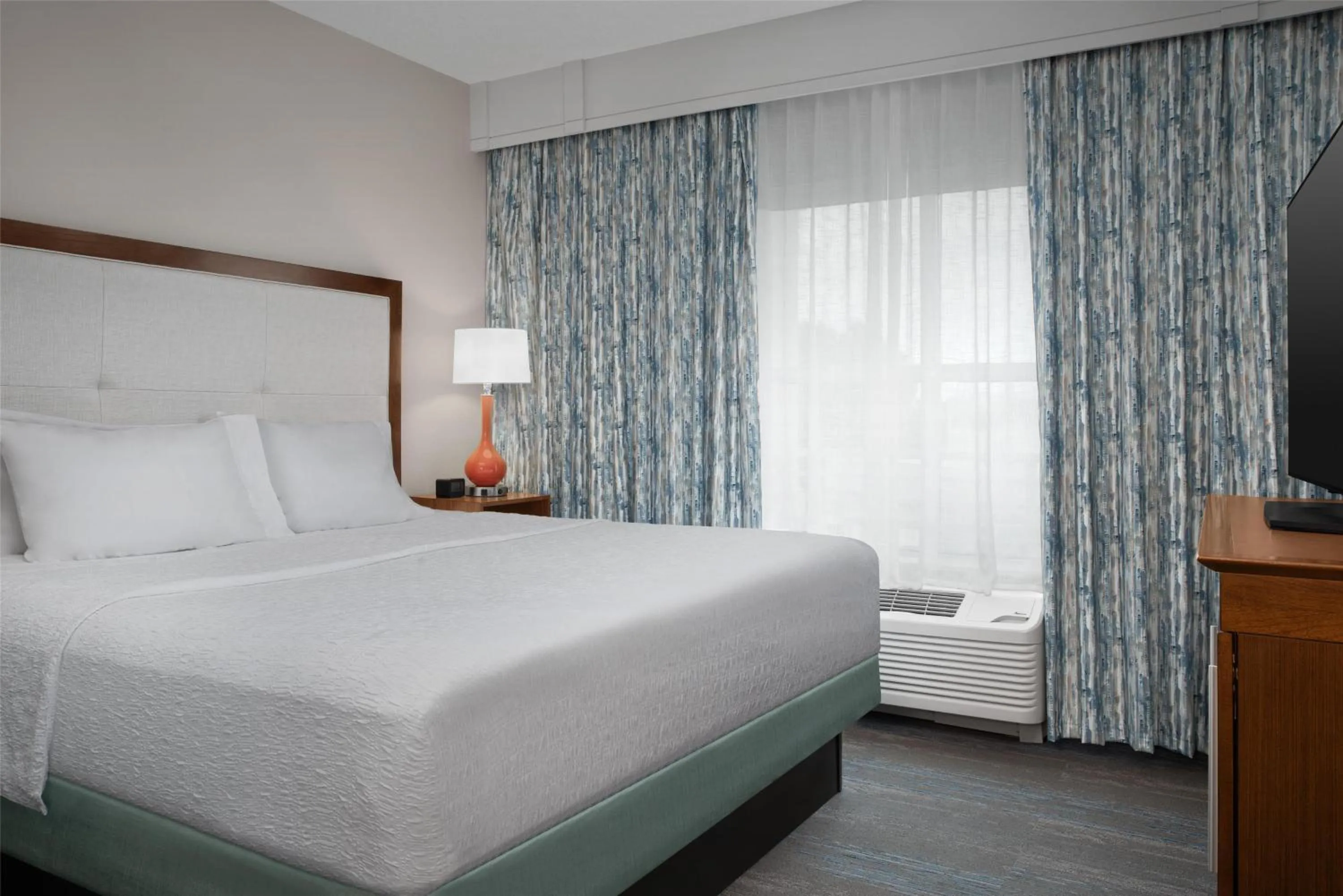 Bed in Hampton Inn and Suites by Hilton Vero Beach-Downtown
