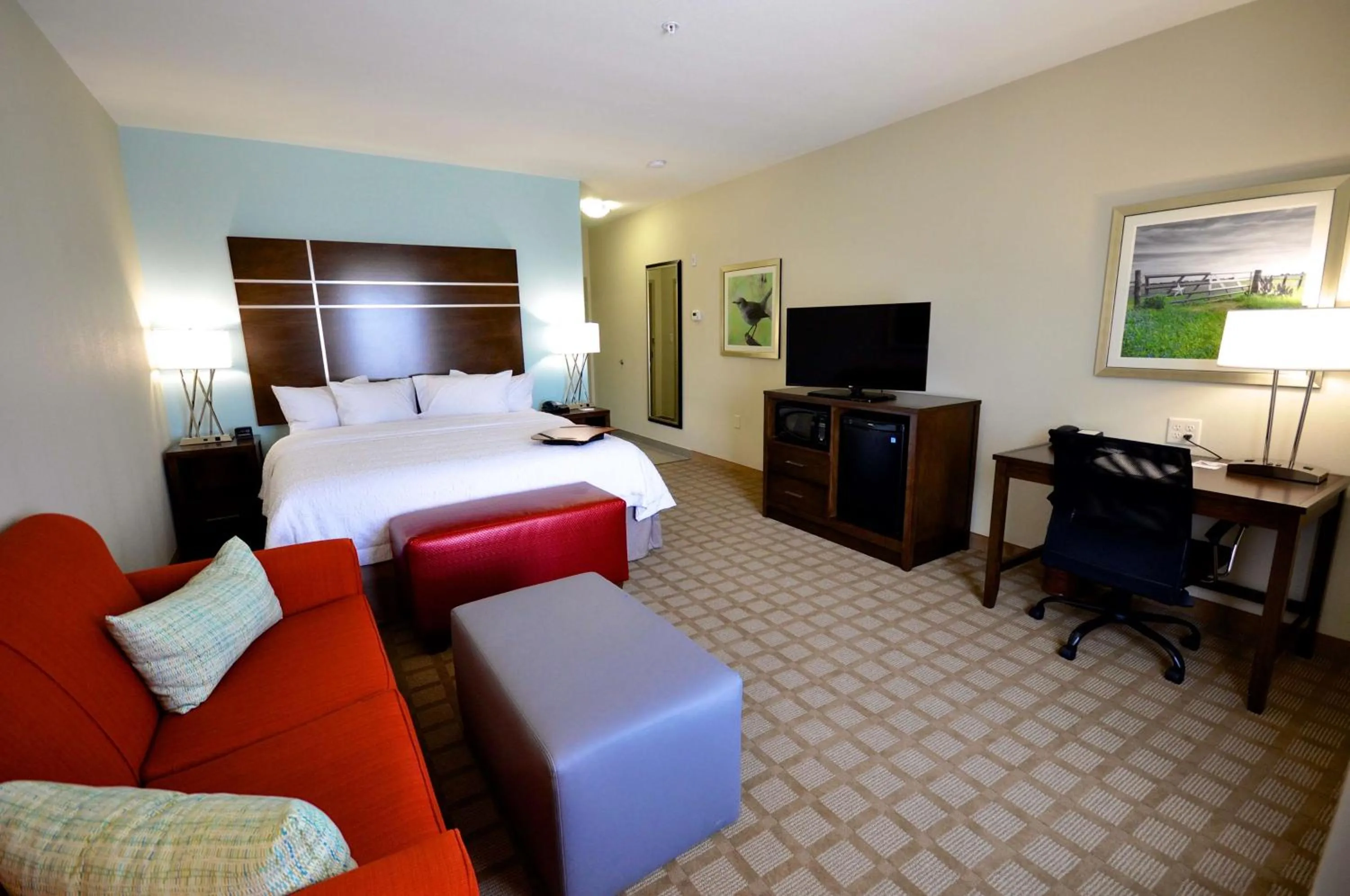 Bedroom, Bed in Hampton Inn and Suites Hutto