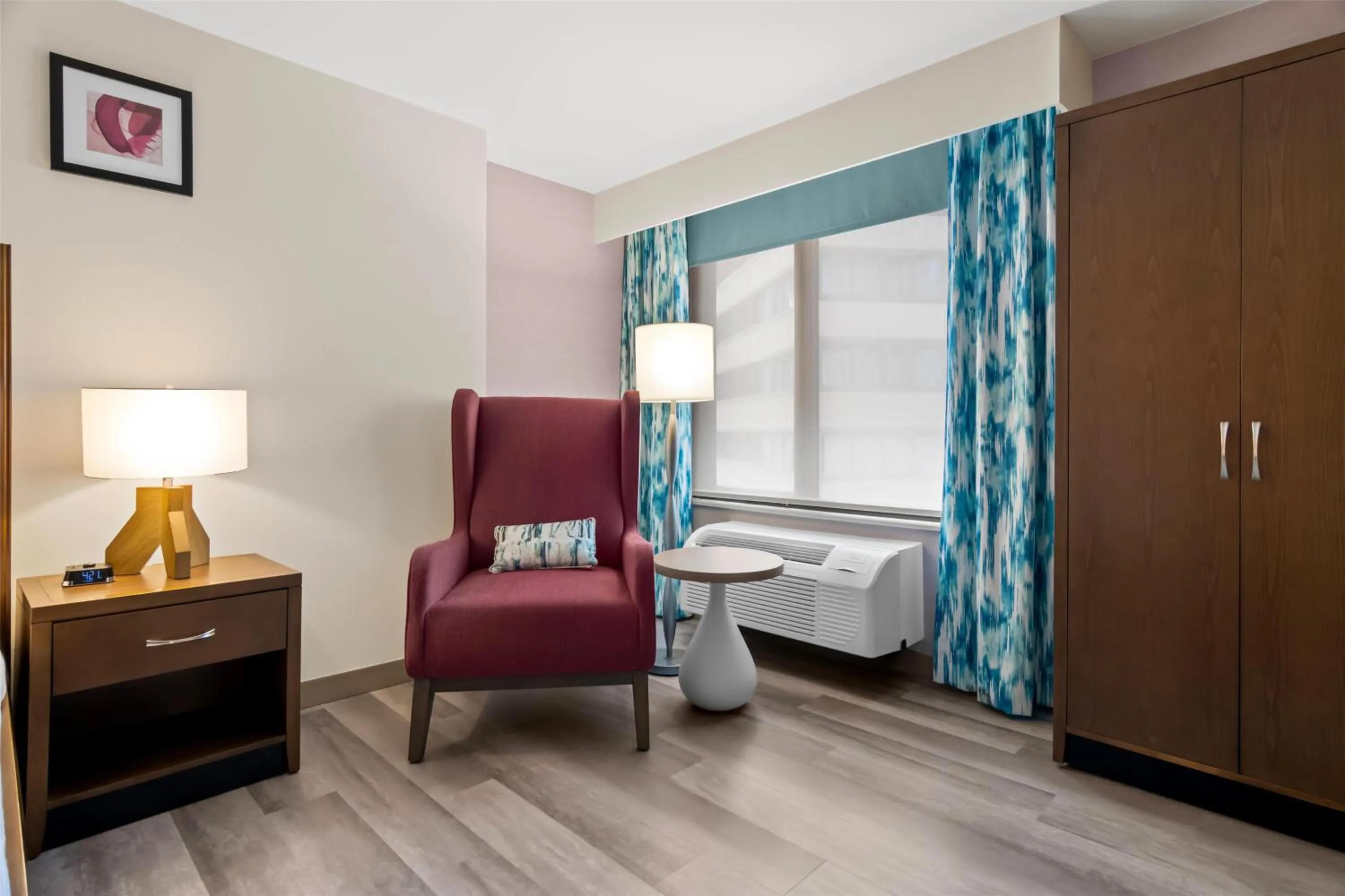 Living room, Bed in Hilton Garden Inn Chicago Downtown Riverwalk