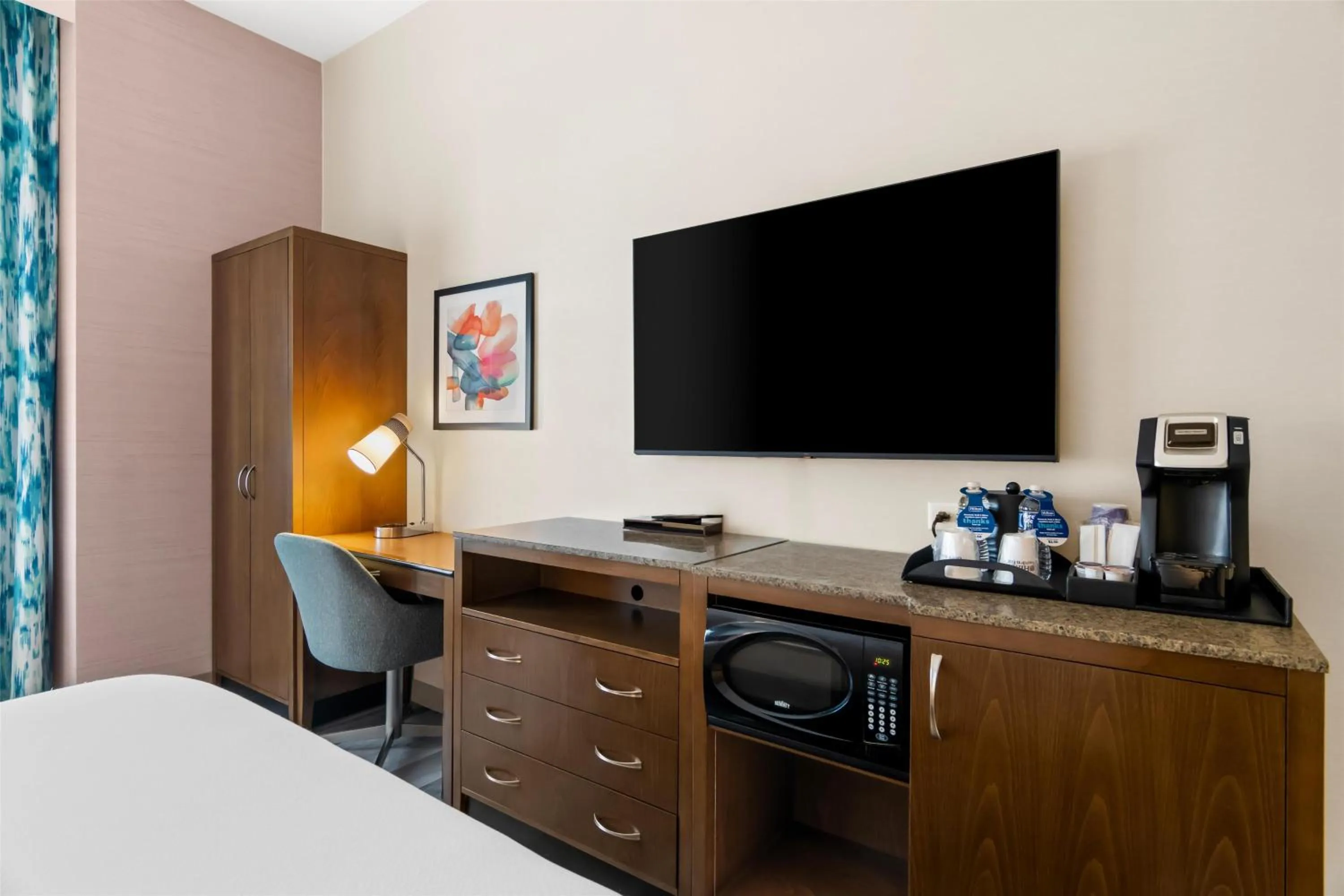 Bedroom, Bed in Hilton Garden Inn Chicago Downtown Riverwalk