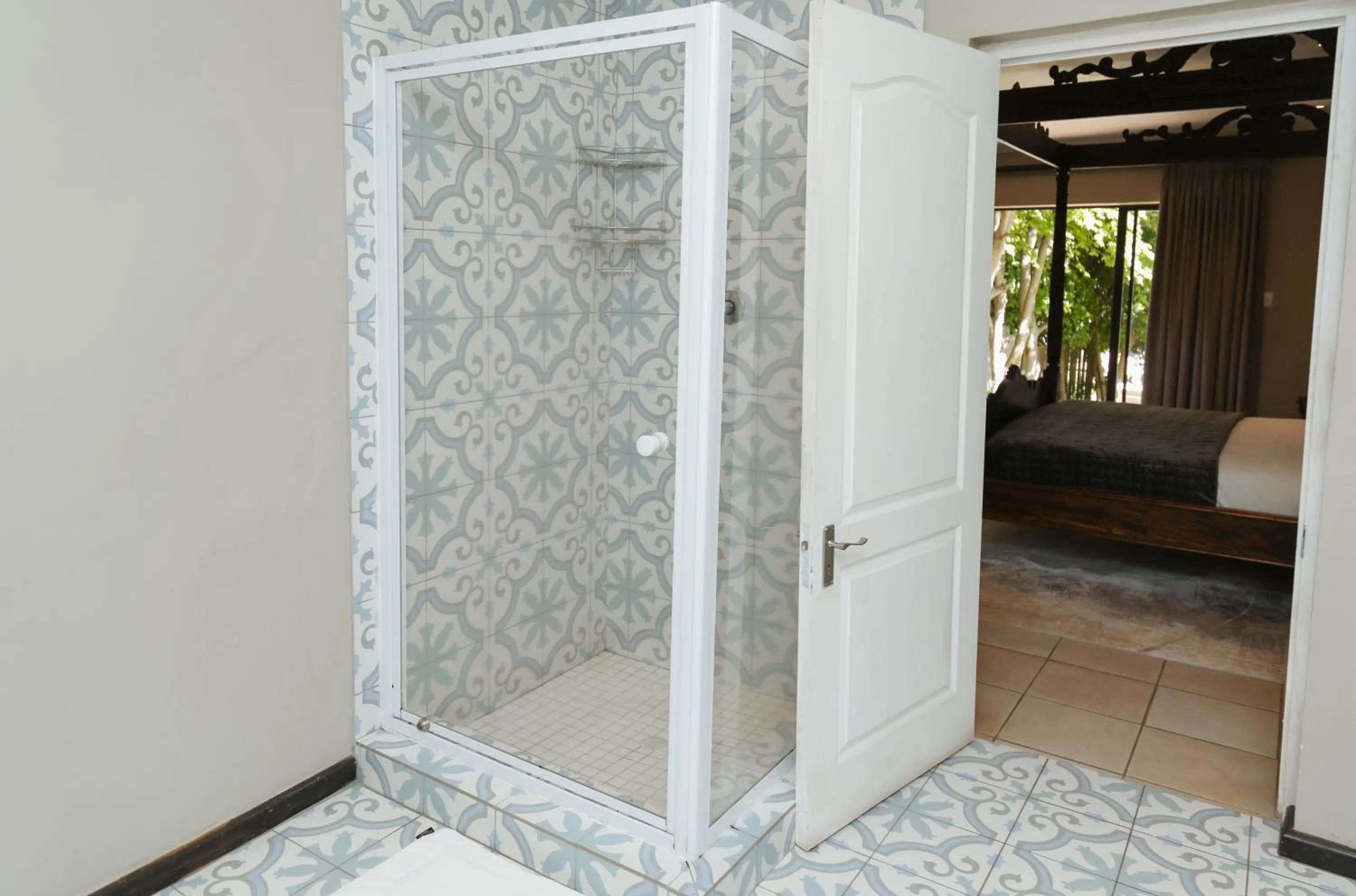 Shower in Le Pommier Wine Estate