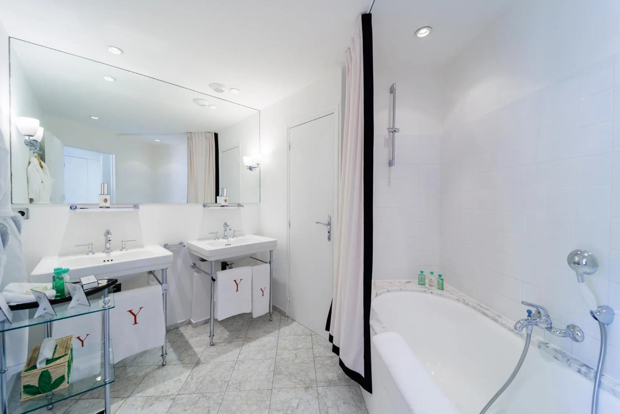 Bathroom in Hôtel Le Y