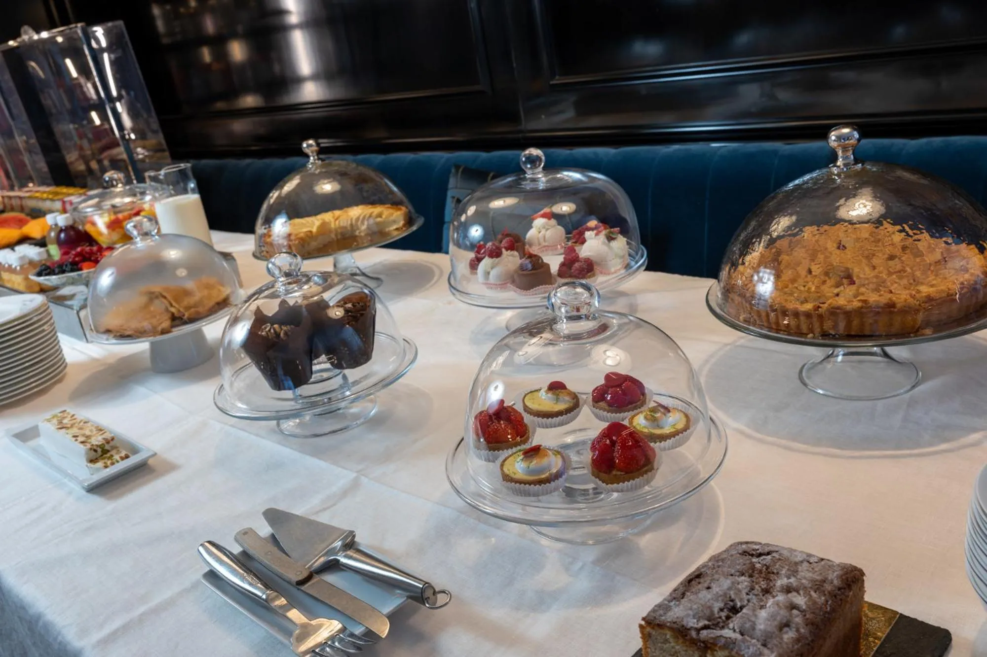 Breakfast in Hôtel Le Y