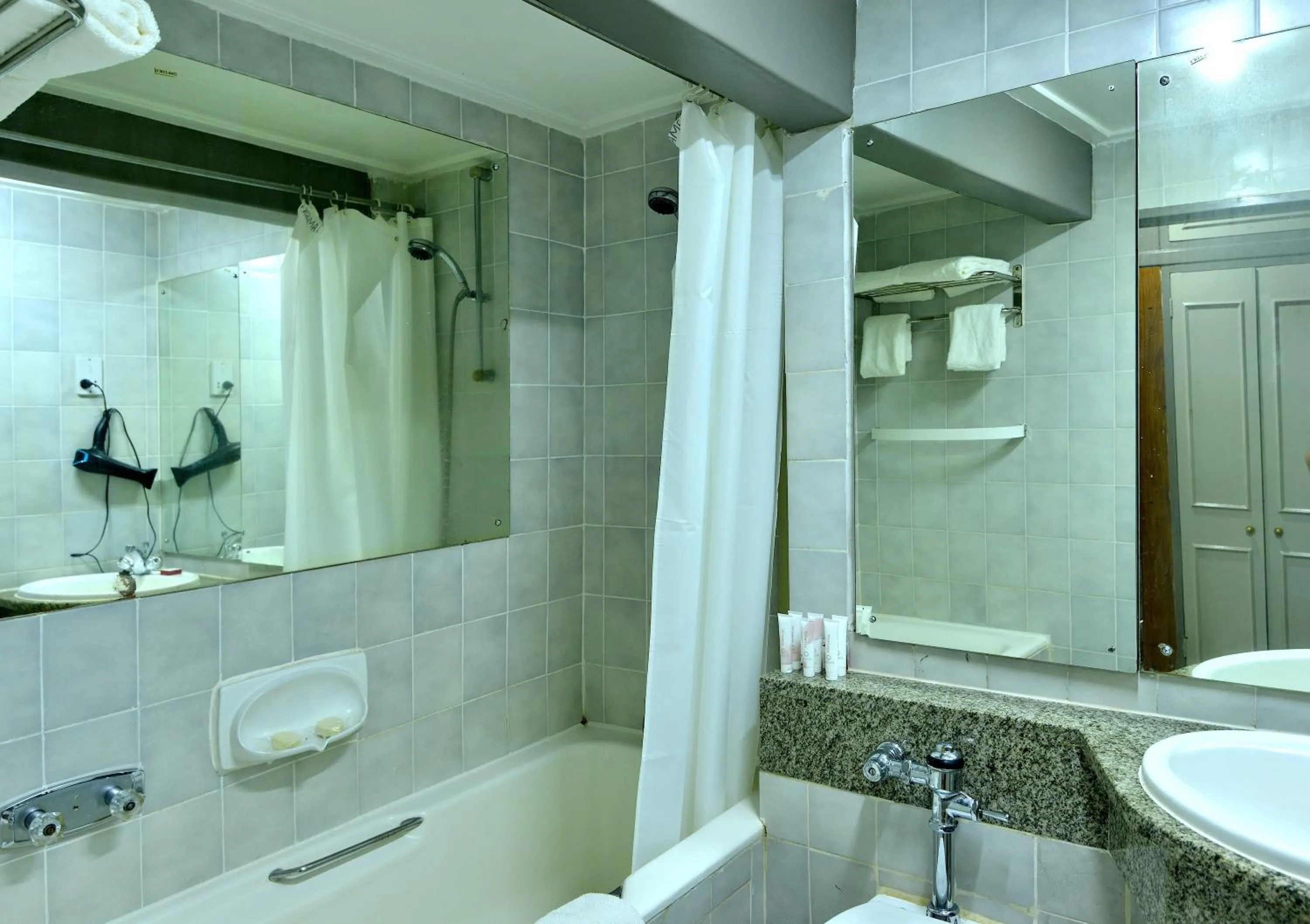 Shower in Cresta Jameson Hotel