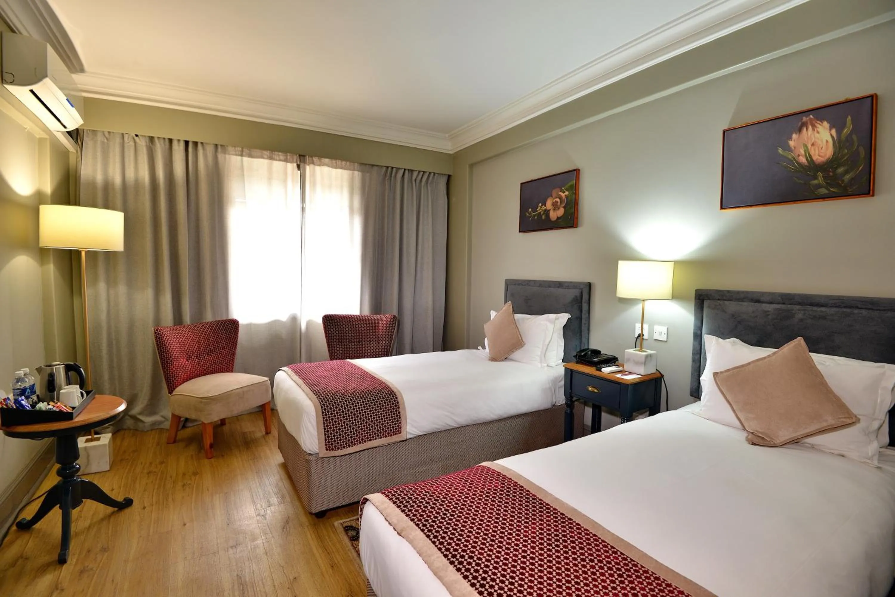 Bed in Cresta Jameson Hotel