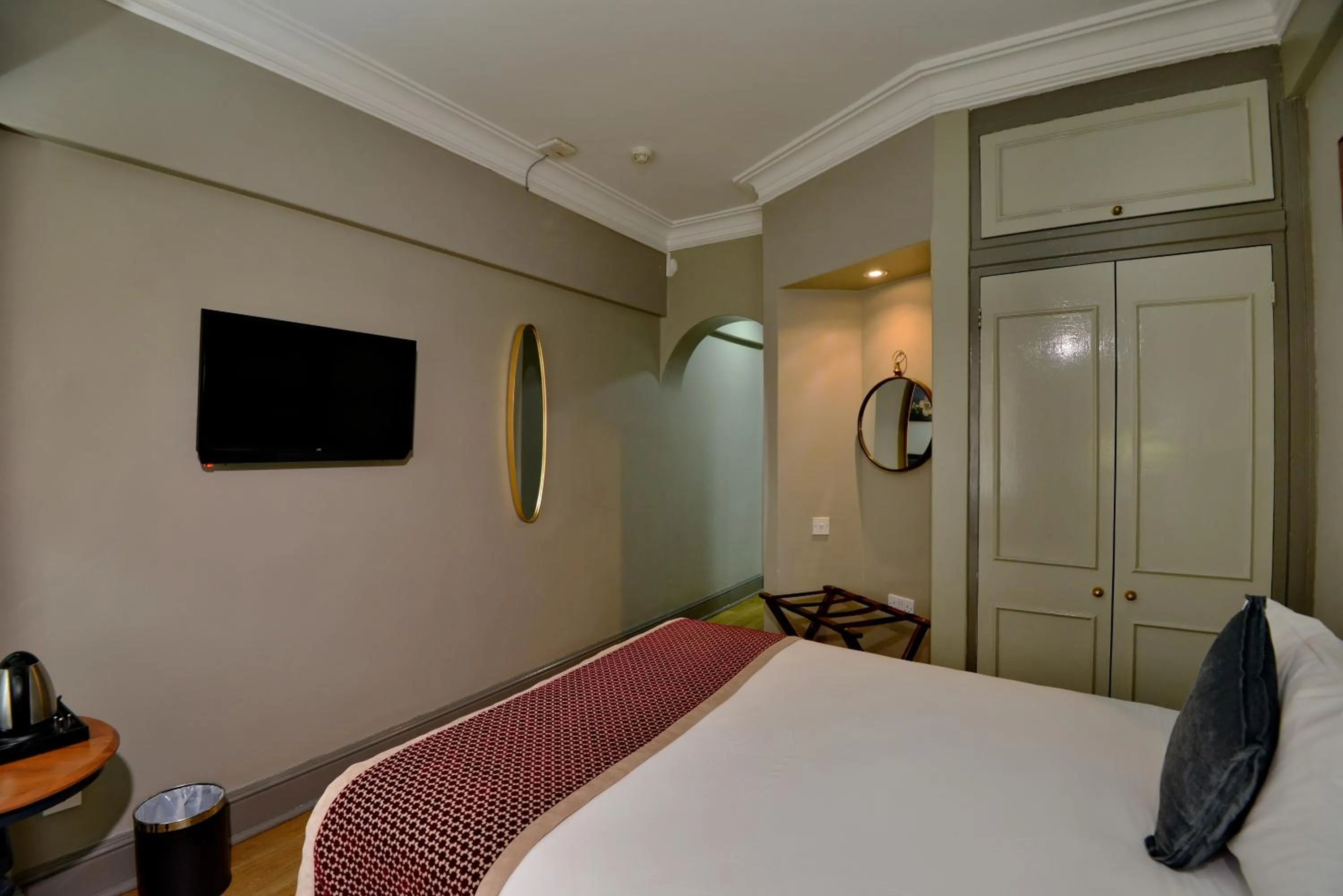 Bed in Cresta Jameson Hotel