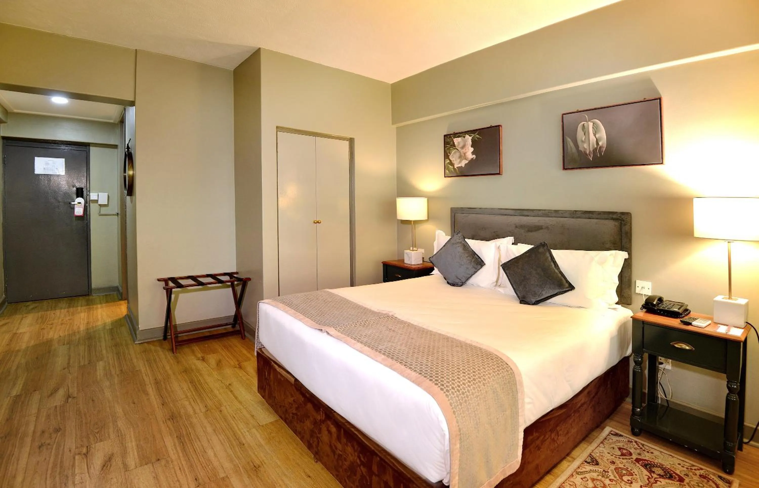 Bed in Cresta Jameson Hotel