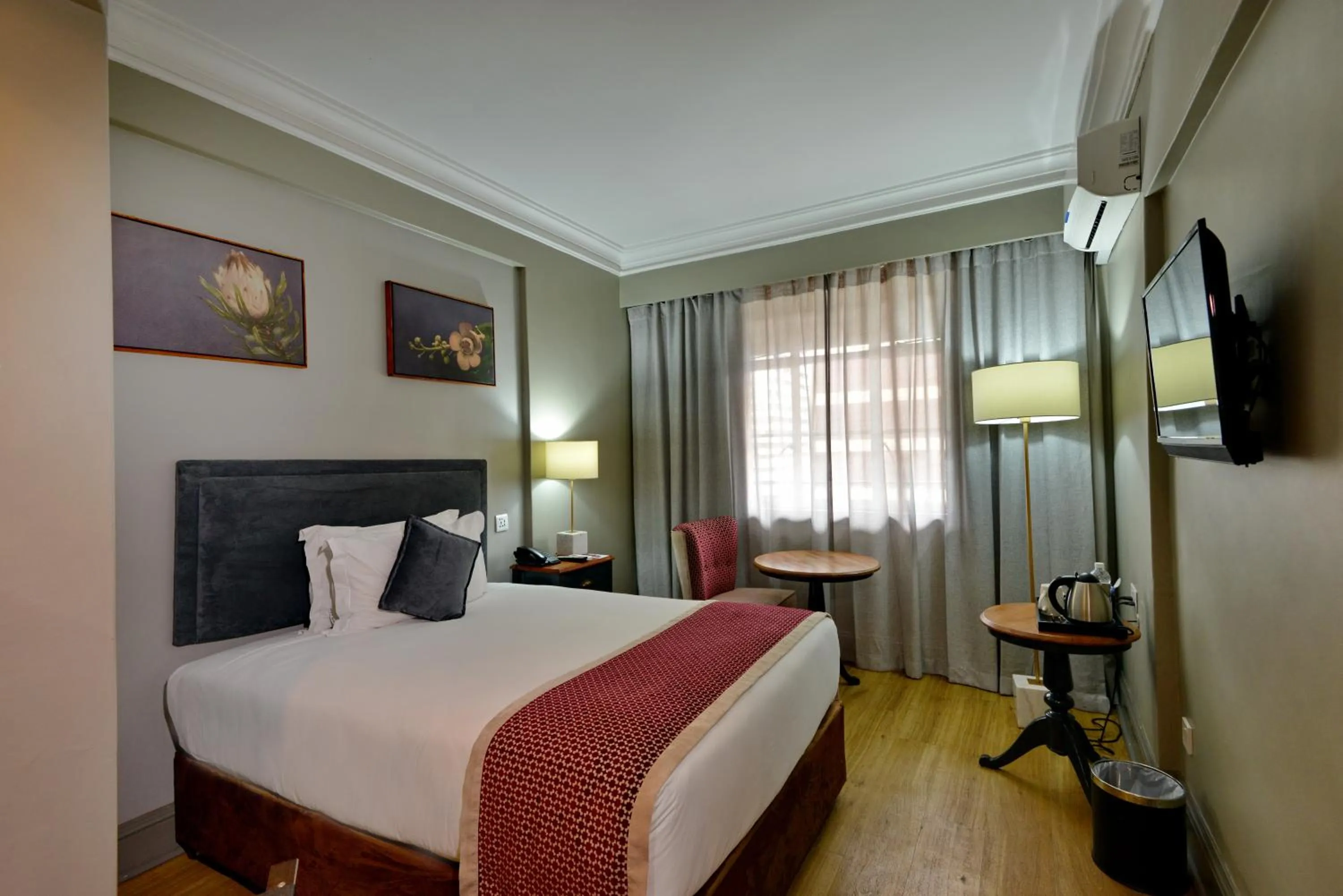 Bed in Cresta Jameson Hotel