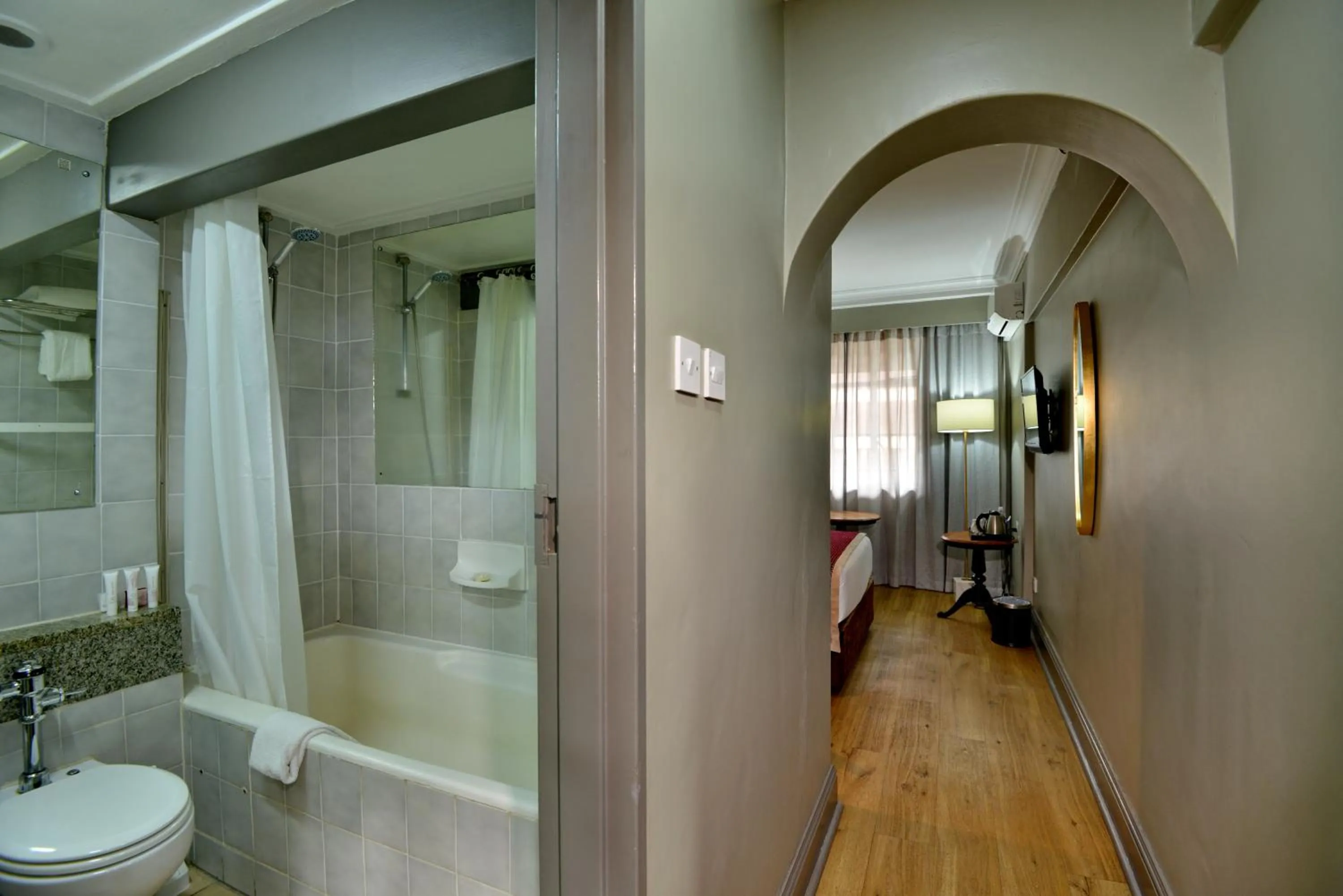 Shower in Cresta Jameson Hotel